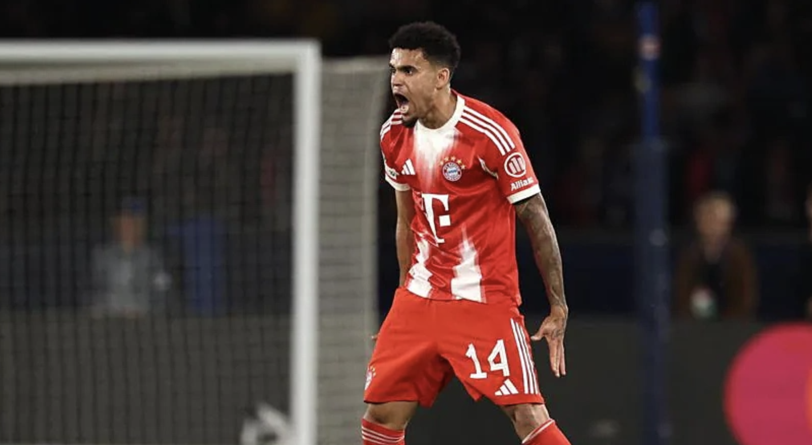 Luis Diaz ăn mừng b&agrave;n thắng ghi v&agrave;o lưới PSG.