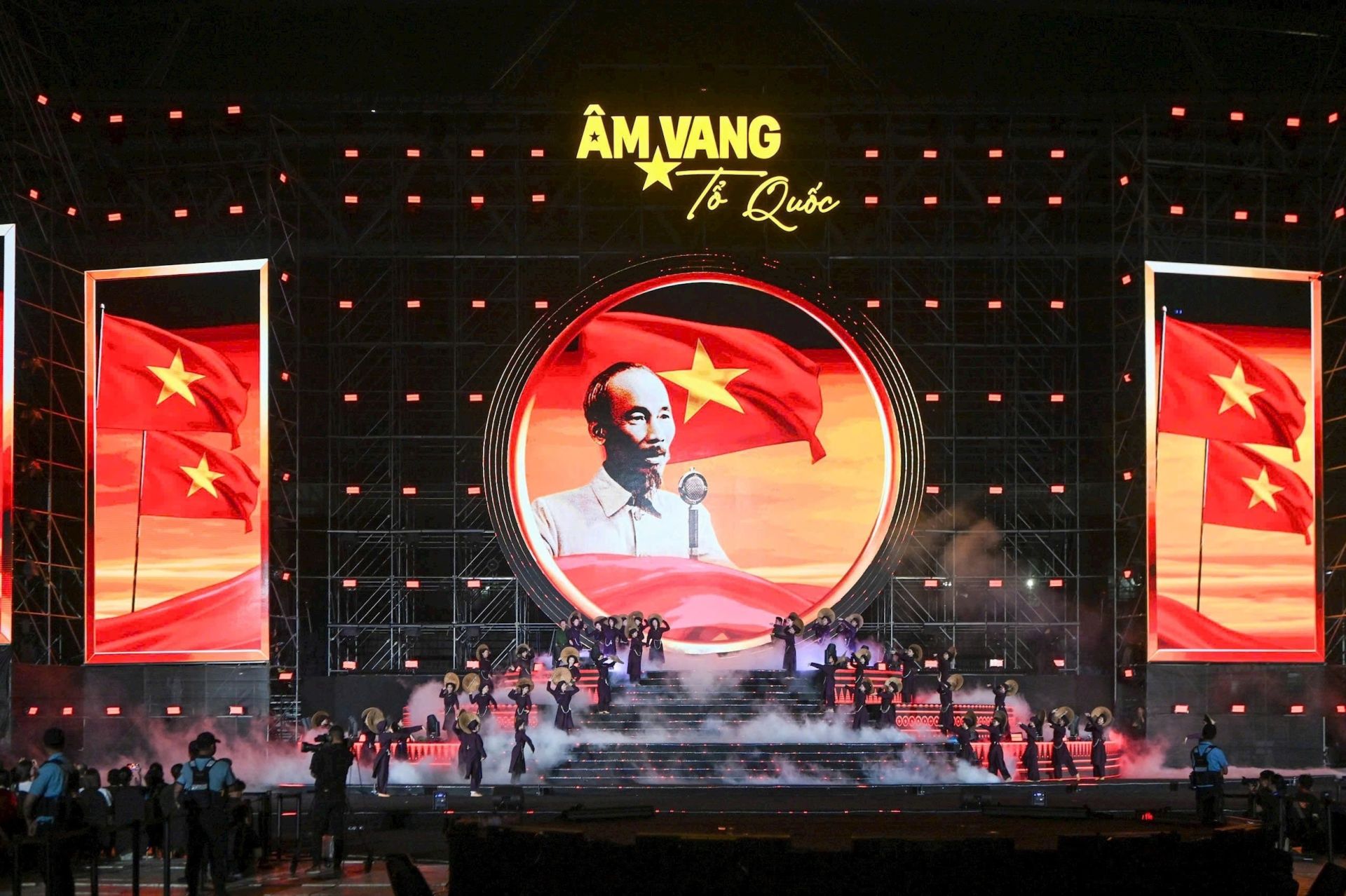 Chương tr&igrave;nh nghệ thuật &ldquo;&Acirc;m vang Tổ quốc&rdquo; do Ban Tuy&ecirc;n gi&aacute;o v&agrave; D&acirc;n vận Trung ương chỉ đạo tổ chức; Đ&agrave;i Truyền h&igrave;nh Việt Nam, UBND th&agrave;nh phố H&agrave; Nội phối hợp thực hiện.