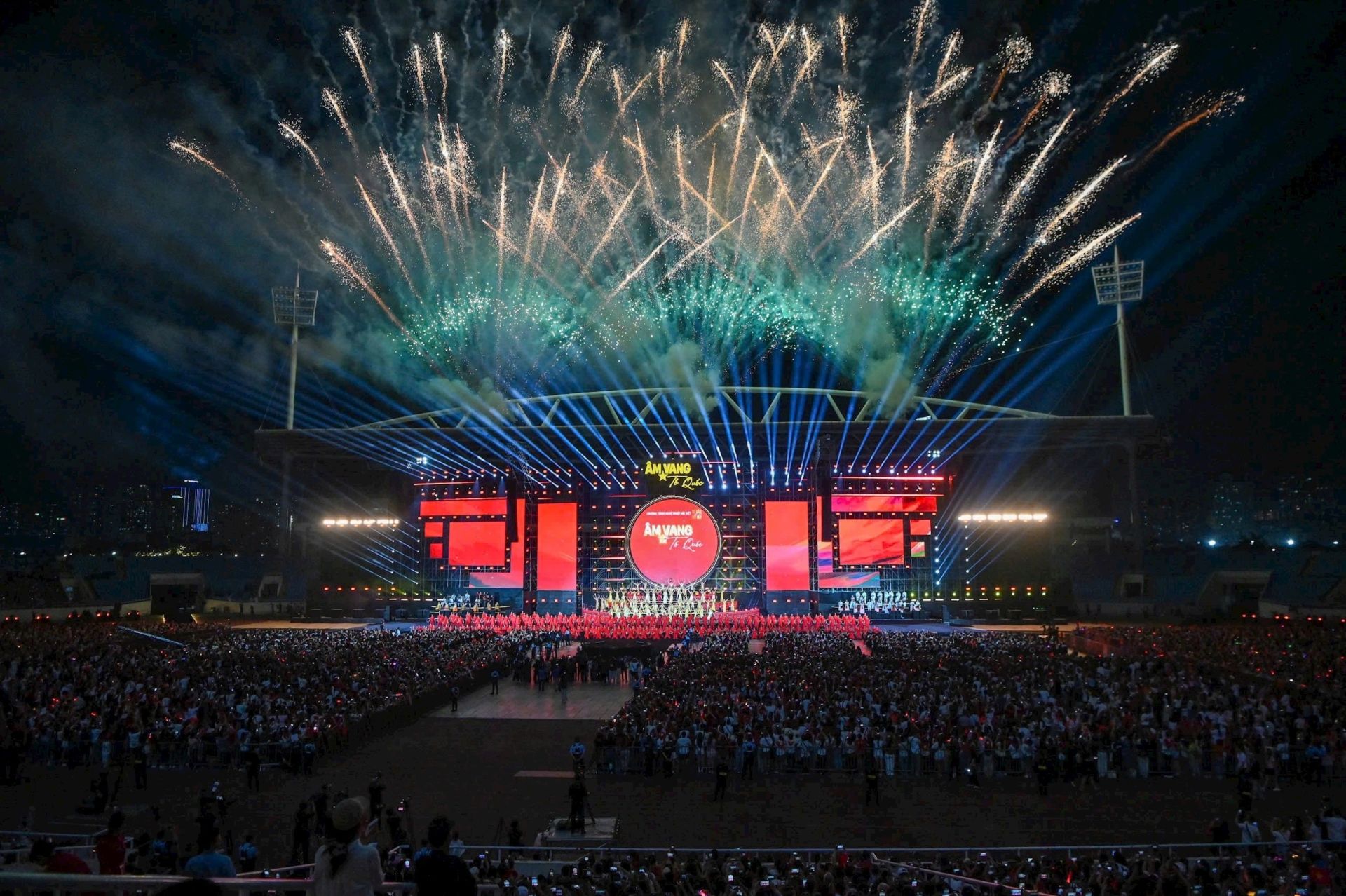 Màn pháo hoa rực rỡ ở cu&ocirc;́i chương trình.