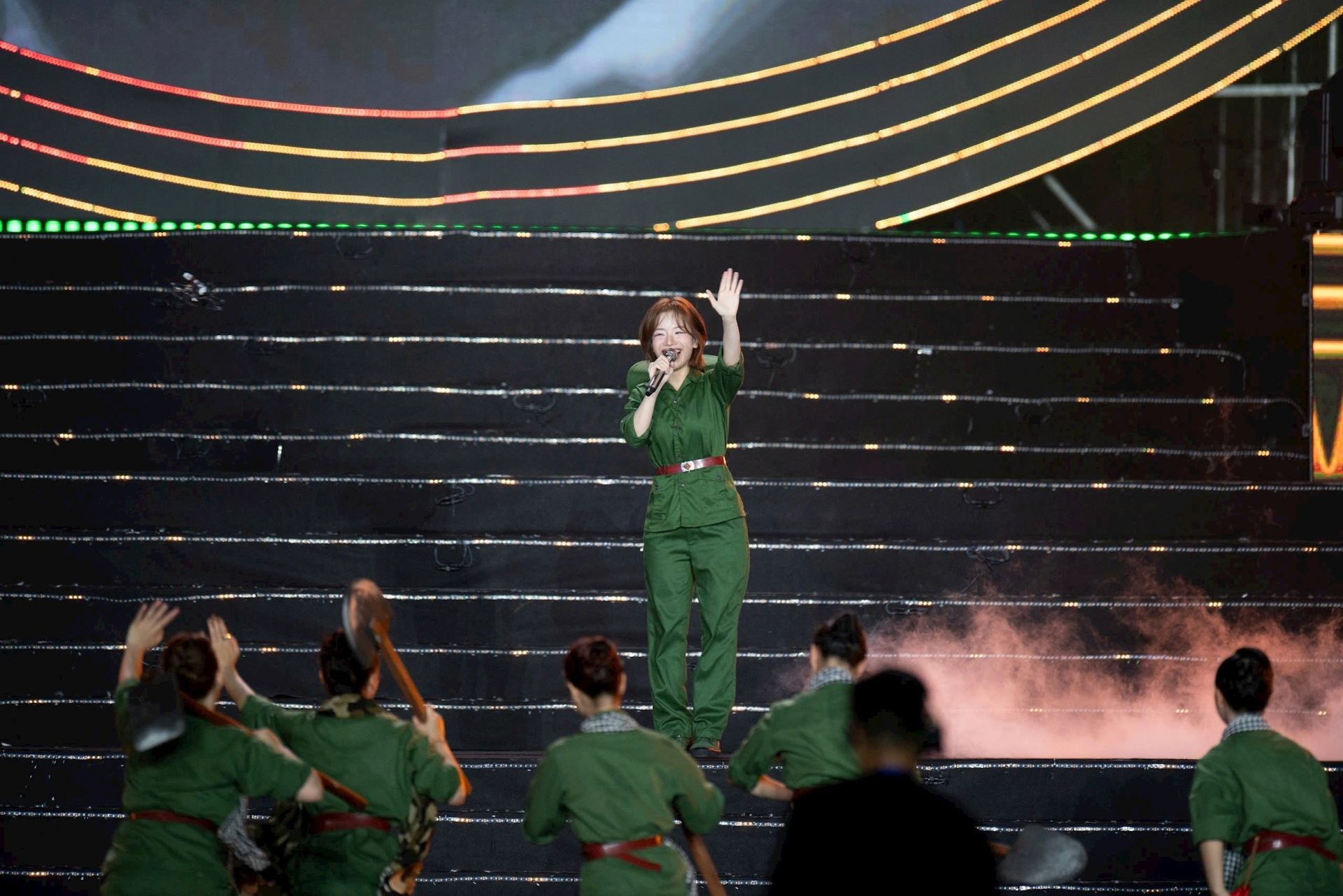 Li&ecirc;n kh&uacute;c L&ecirc;n đ&agrave;ng - L&aacute; xanh do Phạm Anh Khoa, Nghệ sĩ Nh&acirc;n d&acirc;n H&agrave; Thủy, H&ograve;a Minzy thể hiện.