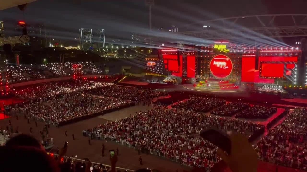 Phần một của chương tr&igrave;nh d&agrave;i 90 ph&uacute;t, được truyền h&igrave;nh trực tiếp, gồm ba chương: Trường ca tr&ecirc;n Trống Đồng, &Acirc;m vang lịch sử, Kh&aacute;t vọng Việt Nam.