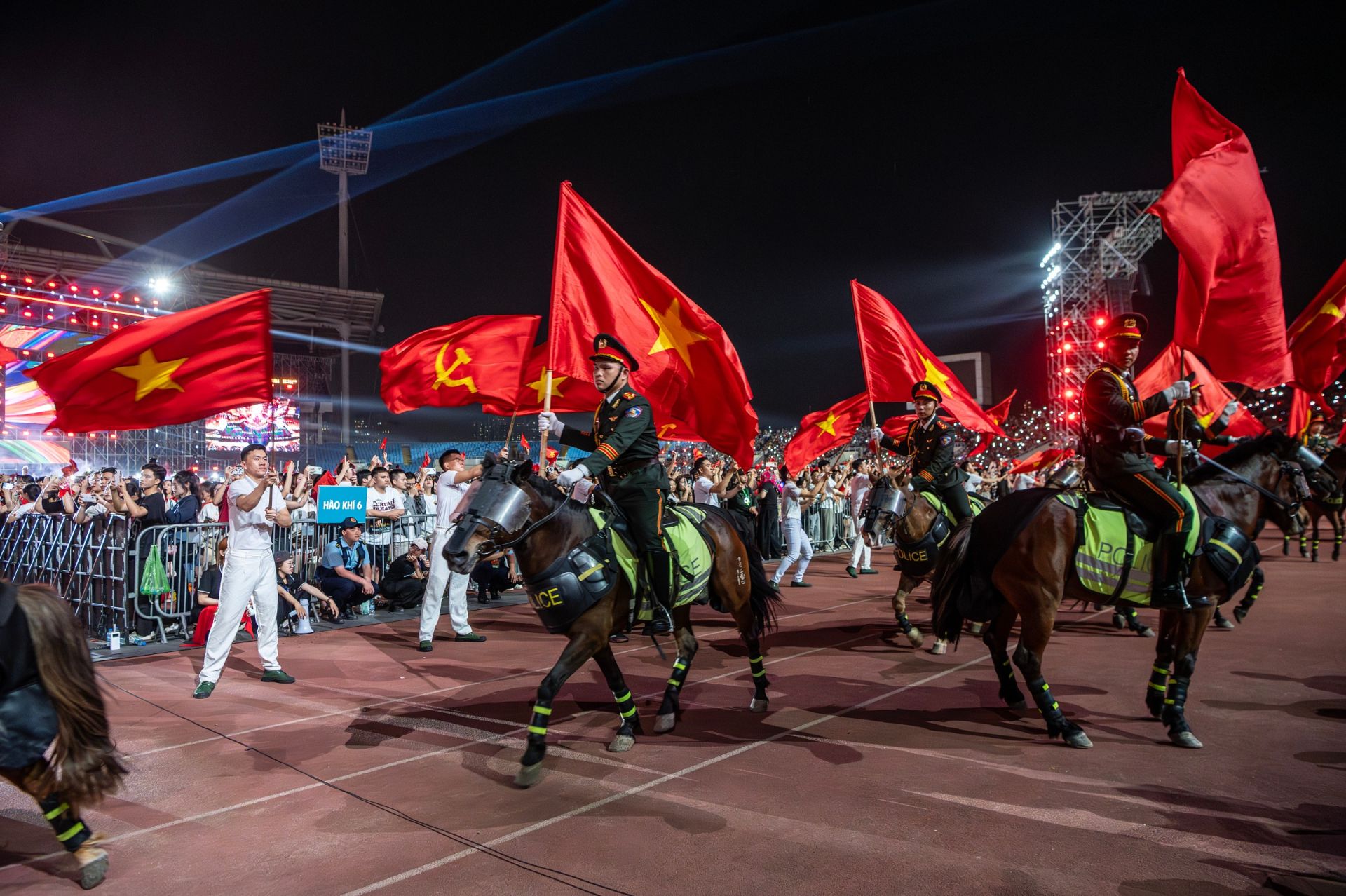 Điểm nhấn tại concert l&agrave; tiết mục diễu binh kết hợp biểu diễn B&igrave;nh y&ecirc;n Tổ quốc, quy tụ hơn 1.000 c&aacute;n bộ, chiến sĩ thuộc lực lượng Qu&acirc;n đội v&agrave; C&ocirc;ng an. 