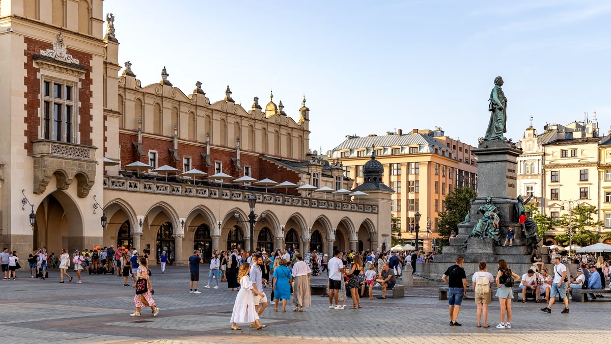 Krak&oacute;w - th&agrave;nh phố xinh đẹp của Ba Lan mang vẻ đẹp cổ k&iacute;nh, l&agrave; nơi hội tụ tinh hoa qu&aacute; khứ v&agrave; nhịp sống hiện đại, l&agrave; tr&aacute;i tim văn h&oacute;a đập mạnh mẽ giữa l&ograve;ng ch&acirc;u &Acirc;u.