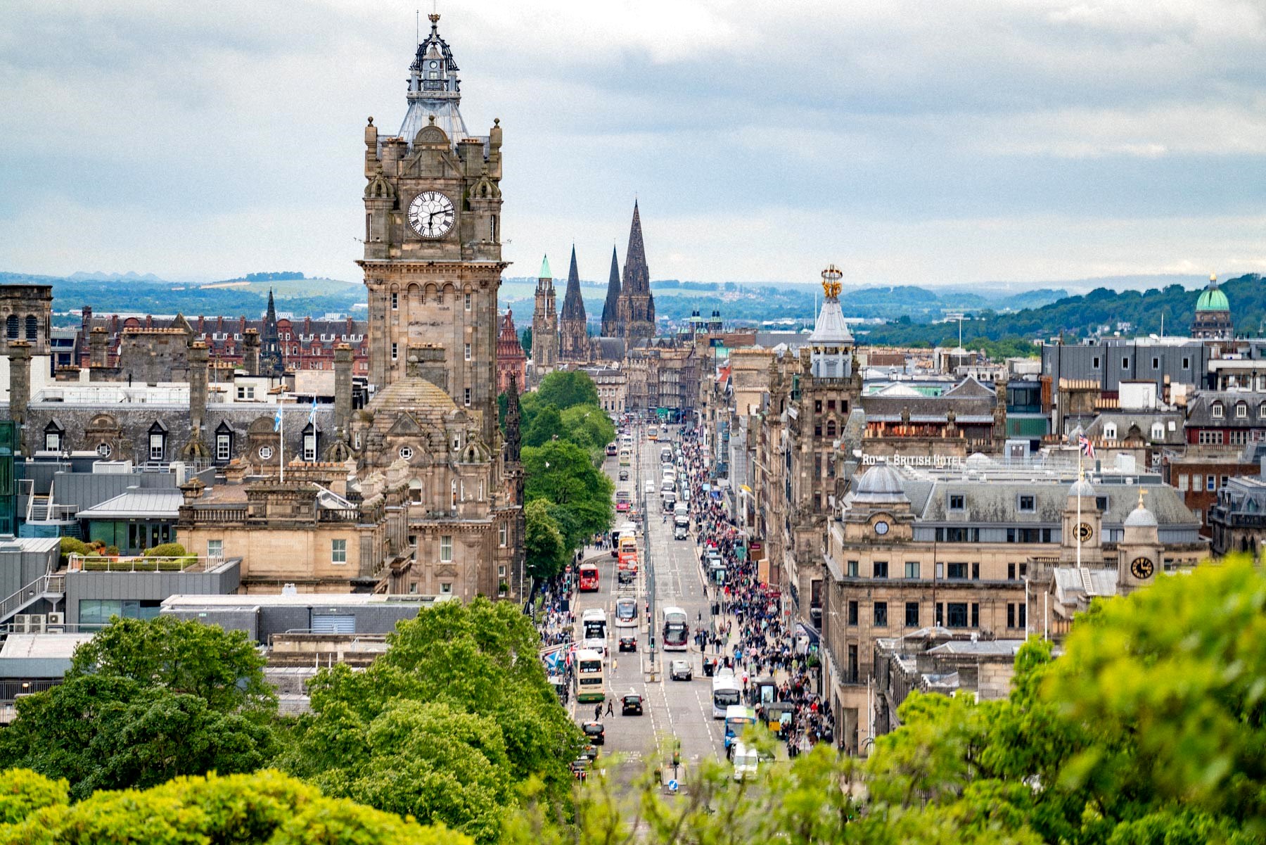 Đi bộ quanh thủ đ&ocirc; Edinburgh (Scotland) l&agrave; c&aacute;ch tốt nhất để cảm nhận vẻ đẹp kỳ lạ của n&oacute;.