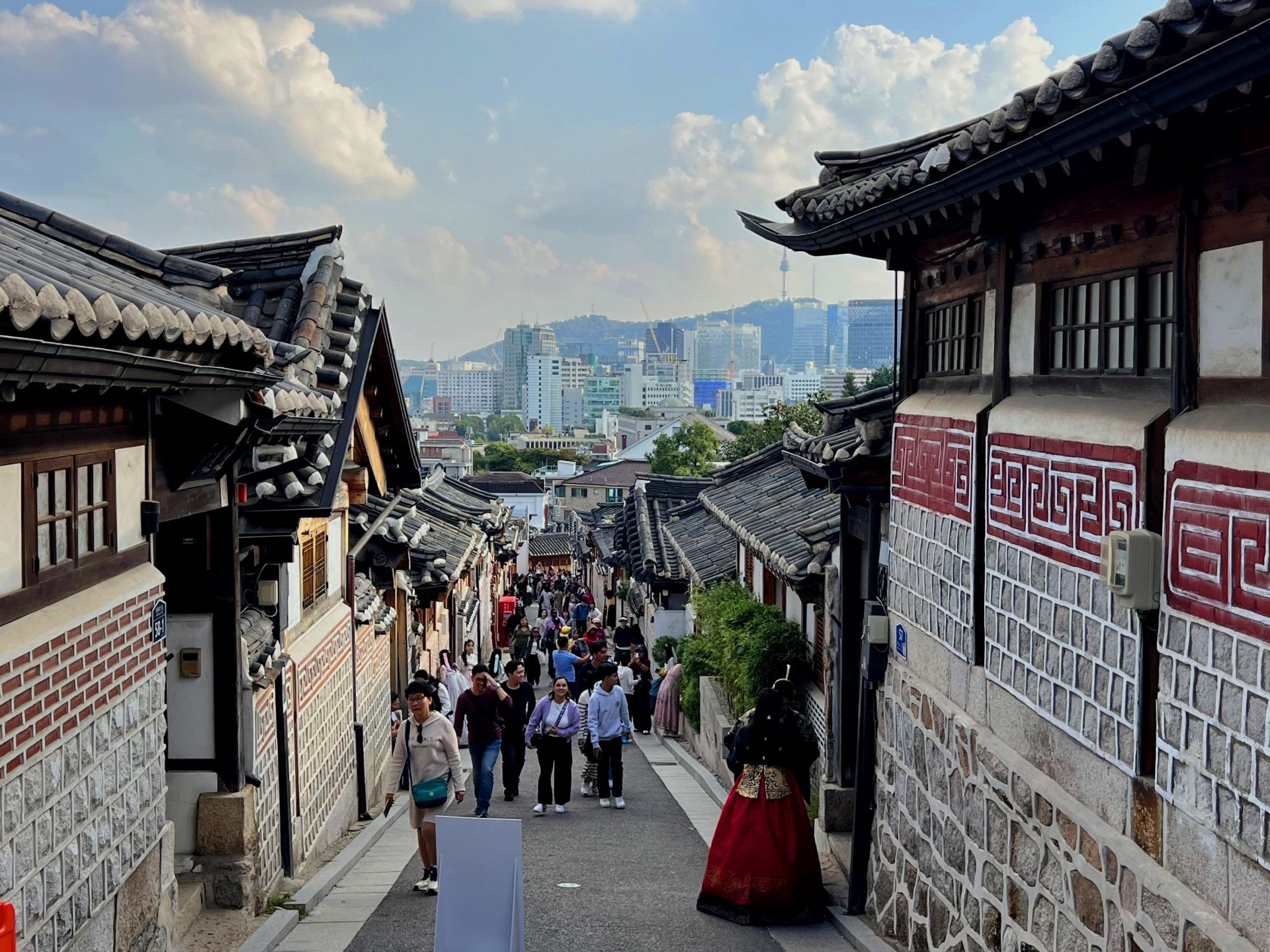 D&ugrave; nằm trong nh&oacute;m đ&ocirc; thị c&oacute; quy m&ocirc; d&acirc;n số v&agrave; diện t&iacute;ch lớn nhất, Seoul vẫn đạt tỉ lệ 93% cư d&acirc;n địa phương đ&aacute;nh gi&aacute; cao trải nghiệm đi bộ, qua đ&oacute; giữ vị tr&iacute; đồng hạng nhất. Th&agrave;nh phố ghi điểm nhờ m&ocirc;i trường an to&agrave;n suốt ng&agrave;y đ&ecirc;m v&agrave; hệ thống khu phố đặc trưng như Myeongdong, Insadong hay Hongdae &ndash; những kh&ocirc;ng gian được tổ chức l&yacute; tưởng để kh&aacute;m ph&aacute; bằng ch&iacute;nh nhịp ch&acirc;n.