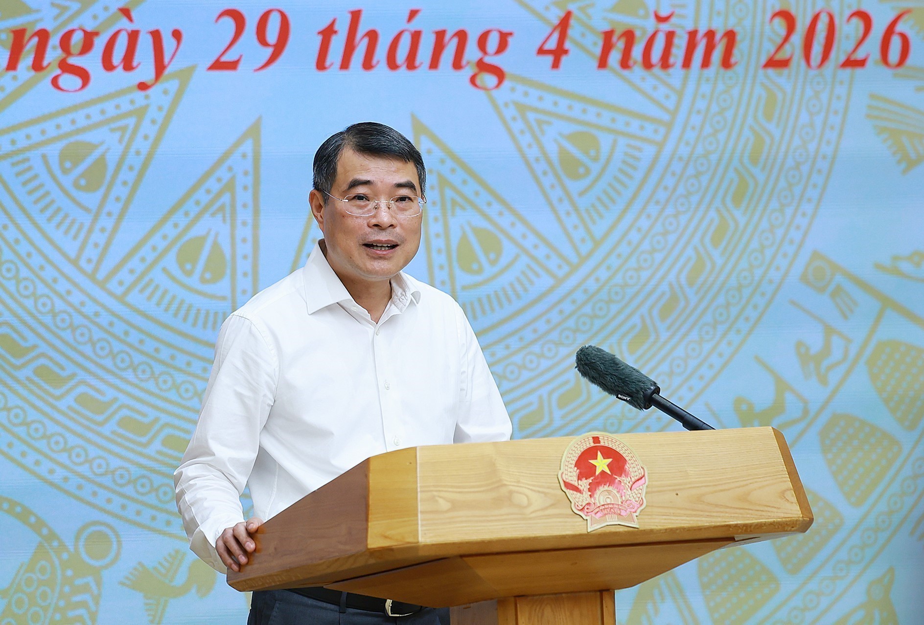 Thủ tướng L&ecirc; Minh Hưng biểu dương đội tuyển b&oacute;ng đ&aacute; nam U17. 