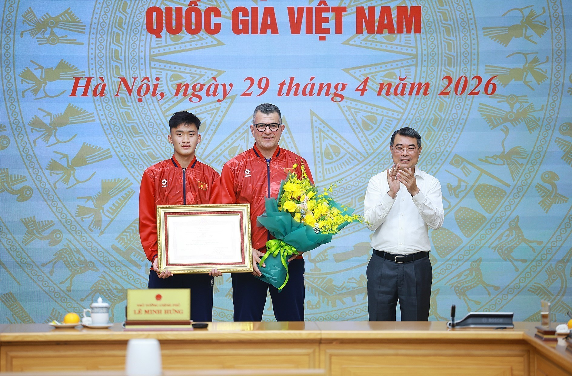 Thủ tướng L&ecirc; Minh Hưng tặng bằng khen cho đội tuyển b&oacute;ng đ&aacute; nam U17 Quốc gia Việt Nam. 