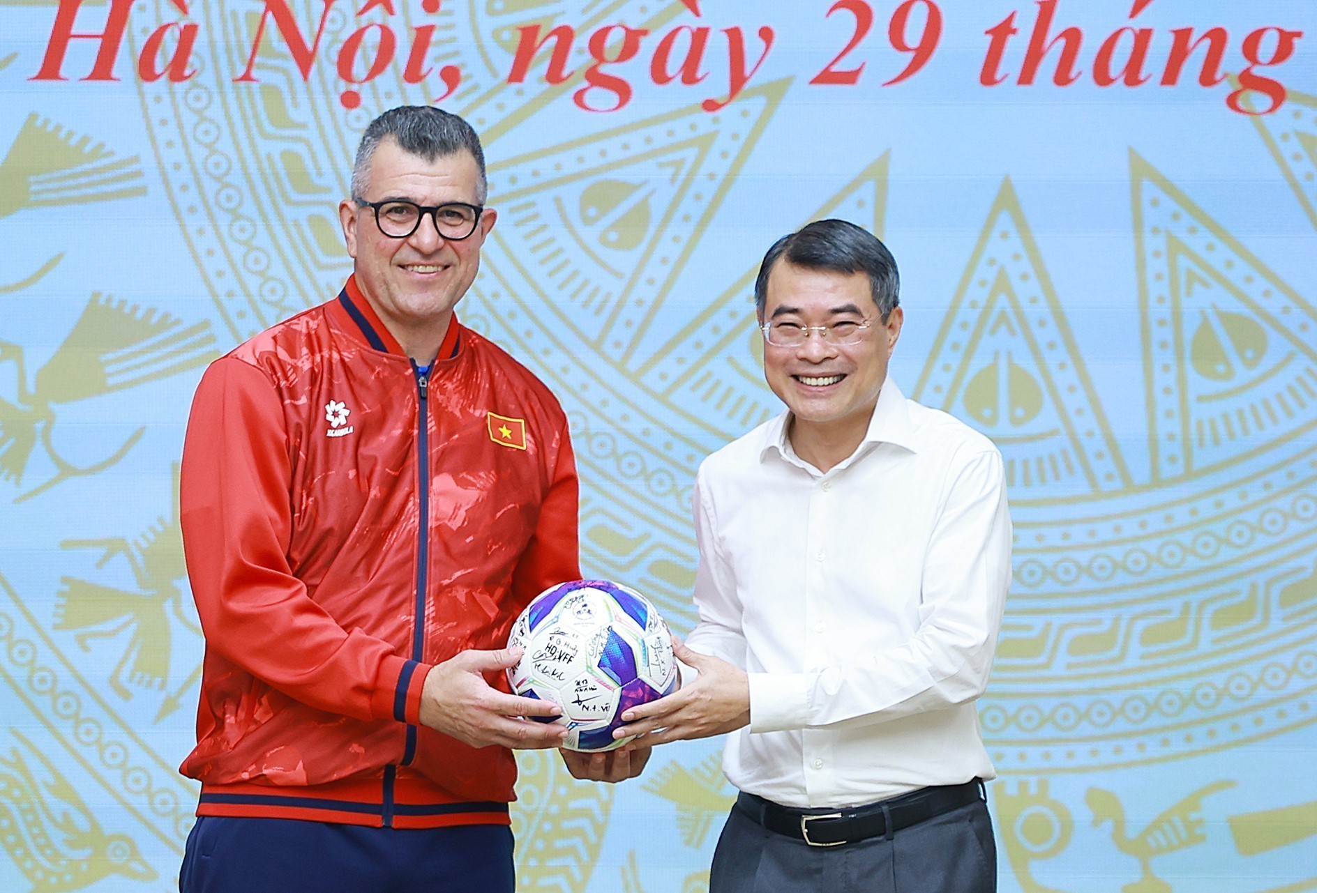 Đại diện đội tuyển b&oacute;ng đ&aacute; nam U17 Quốc gia Việt Nam tặng &aacute;o thi đấu v&agrave; b&oacute;ng cho Thủ tướng L&ecirc; Minh Hưng. 