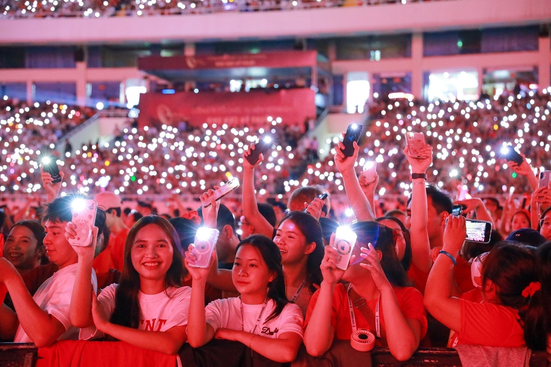 Xuy&ecirc;n suốt đ&ecirc;m nhạc, họ cổ vũ lớn trước những m&agrave;n m&uacute;a tương t&aacute;c, phần diễu binh kết hợp biểu diễn thực cảnh. 