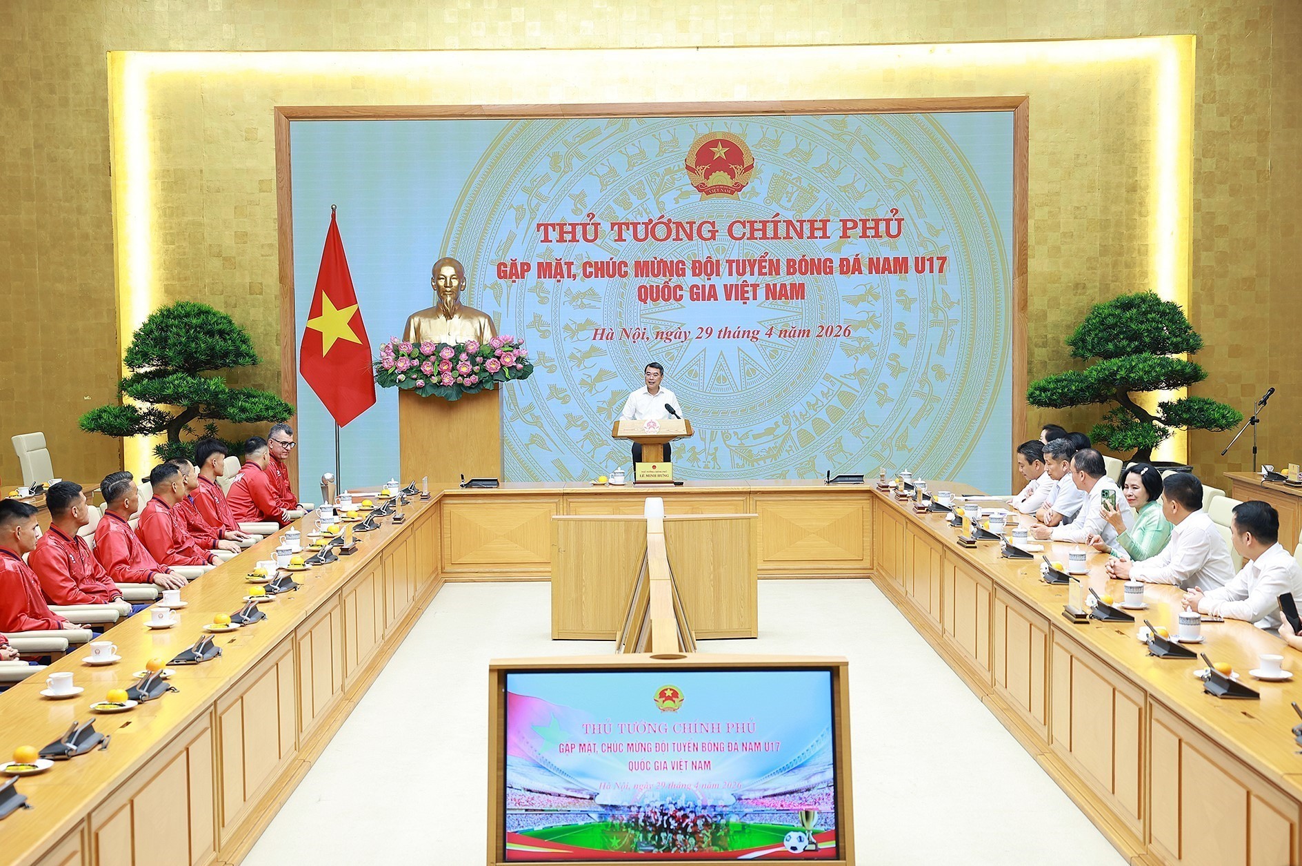 Thủ tướng L&ecirc; Minh Hưng gặp mặt, biểu dương Ban huấn luyện v&agrave; c&aacute;c cầu thủ đội tuyển b&oacute;ng đ&aacute; nam U17.