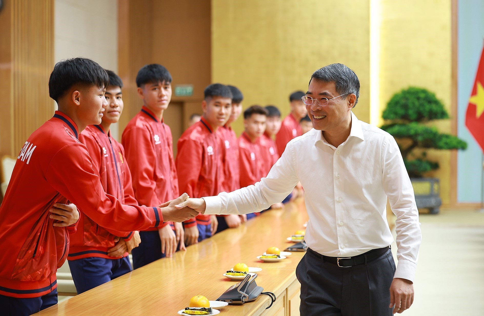 Thủ tướng L&ecirc; Minh Hưng gặp c&aacute;c cầu thủ đội tuyển b&oacute;ng đ&aacute; nam U17.