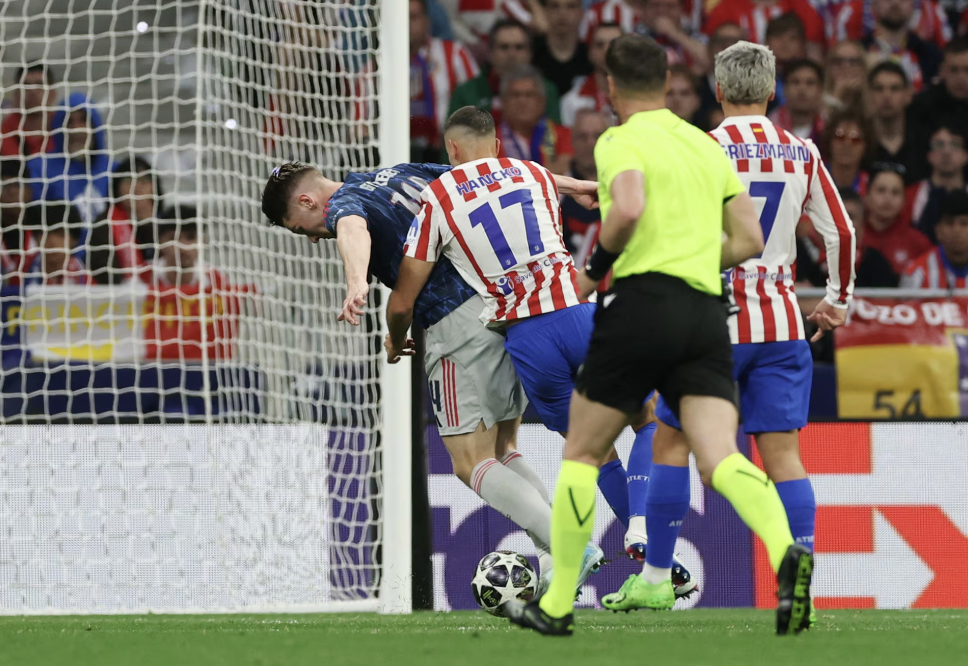 Viktor Gyokeres mang về quả phạt đền cho Arsenal.