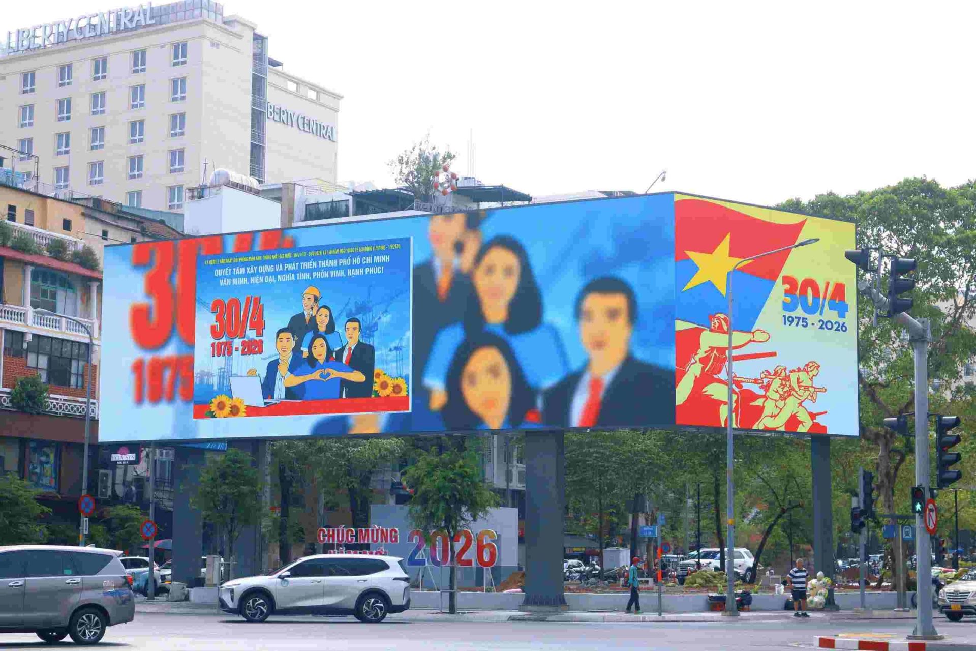 Th&agrave;nh phố Hồ Ch&iacute; Minh rực rỡ cờ hoa, băng r&ocirc;n, khẩu hiệu mừng 51 năm Ng&agrave;y Giải ph&oacute;ng miền nam, thống nhất đất nước.