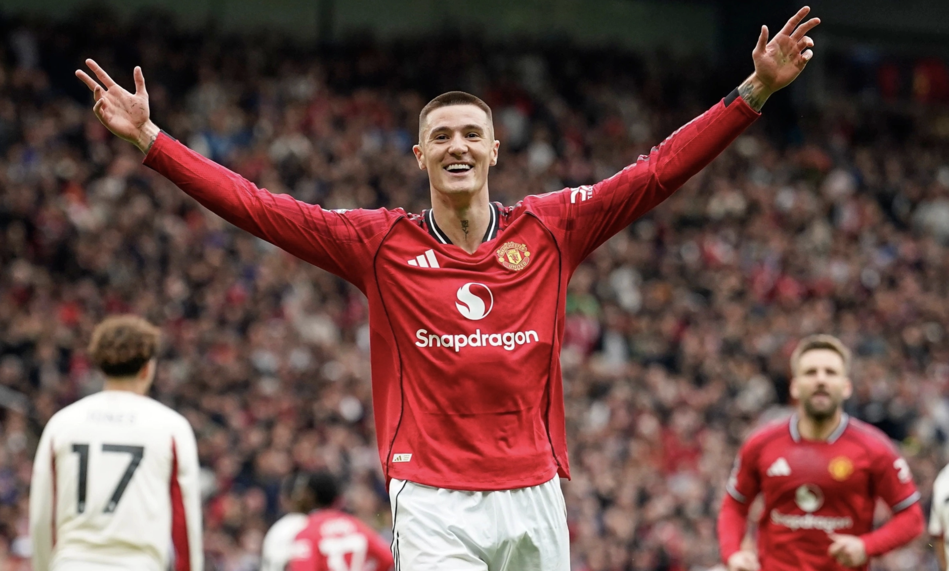 Benjamin Sesko mừng b&agrave;n n&acirc;ng tỷ số l&ecirc;n 2-0.