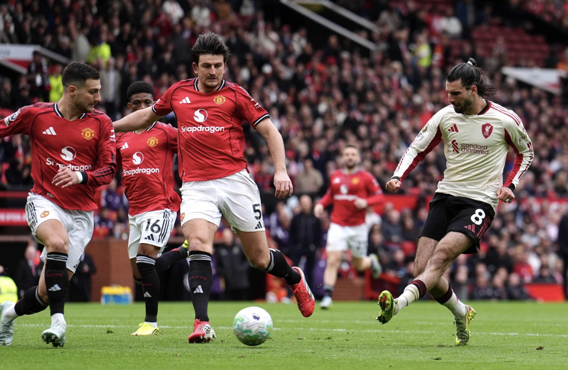 T&igrave;nh huống Dominik Szoboszlai r&uacute;t ngắn tỷ số xuống 1-2 cho Liverpool.