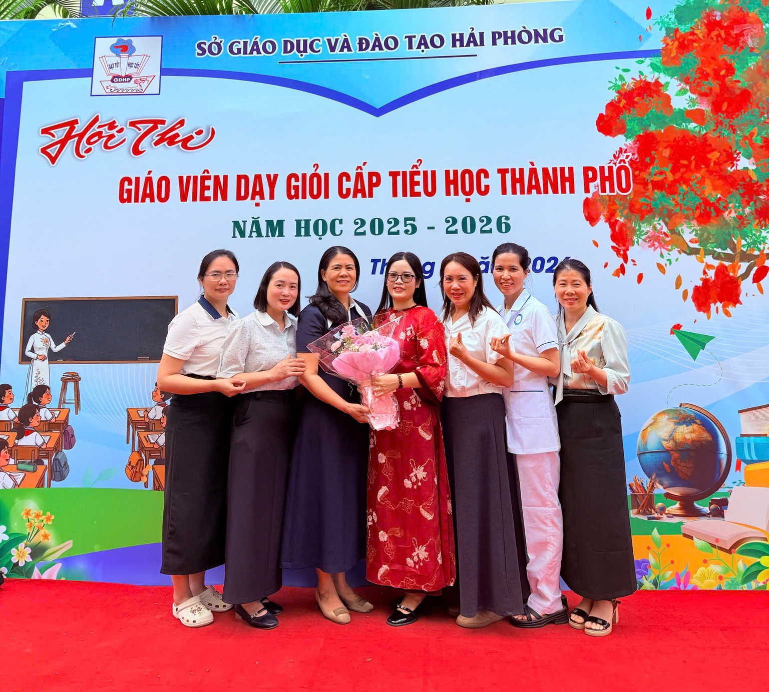 C&ocirc; Hiệu trưởng đồng h&agrave;nh c&ugrave;ng gi&aacute;o vi&ecirc;n tham gia hội thi gi&aacute;o vi&ecirc;n dạy giỏi cấp th&agrave;nh phố.