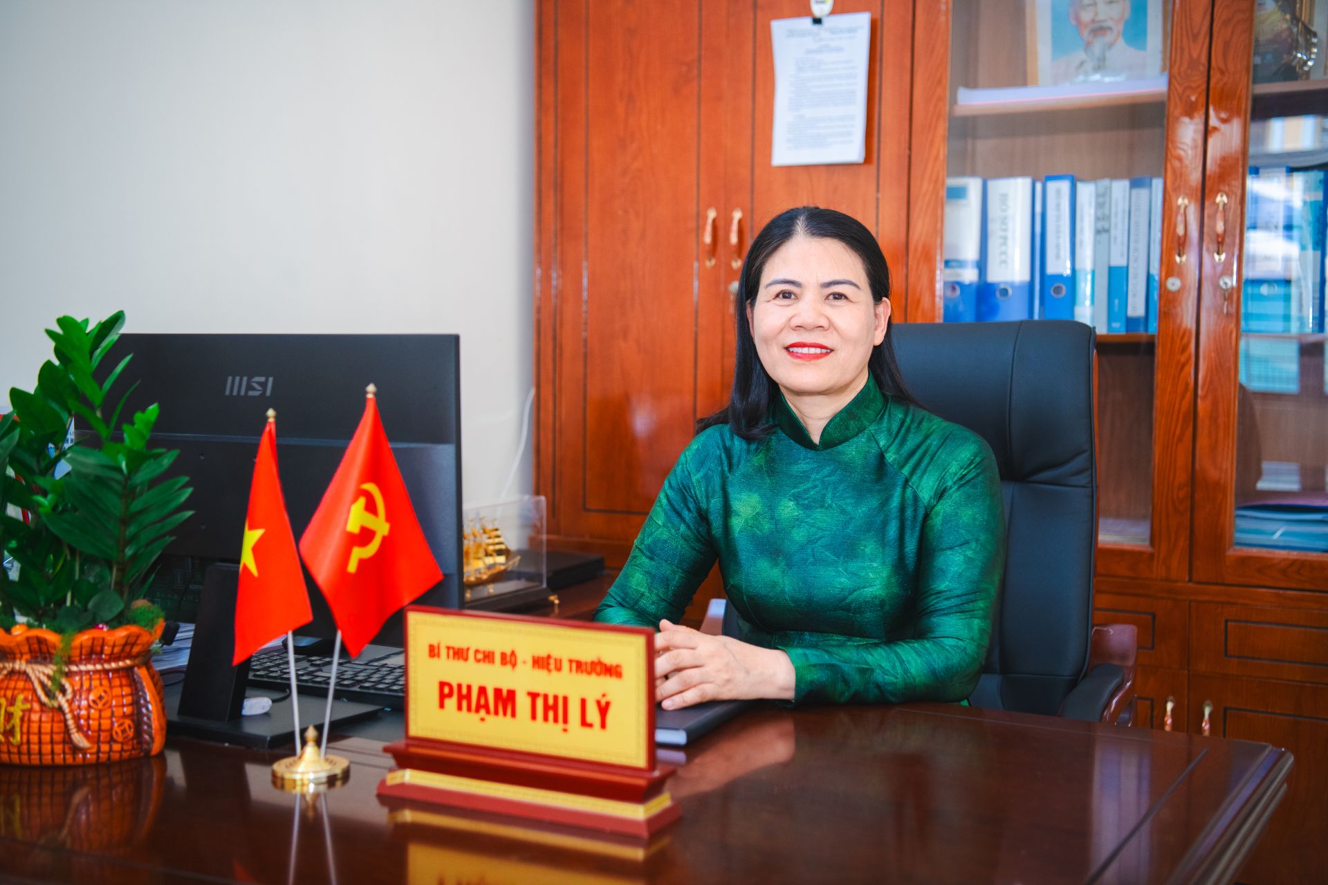 Nh&agrave; gi&aacute;o Phạm Thị L&yacute; &ndash; B&iacute; thư Chi bộ, Hiệu trưởng nh&agrave; trường.
