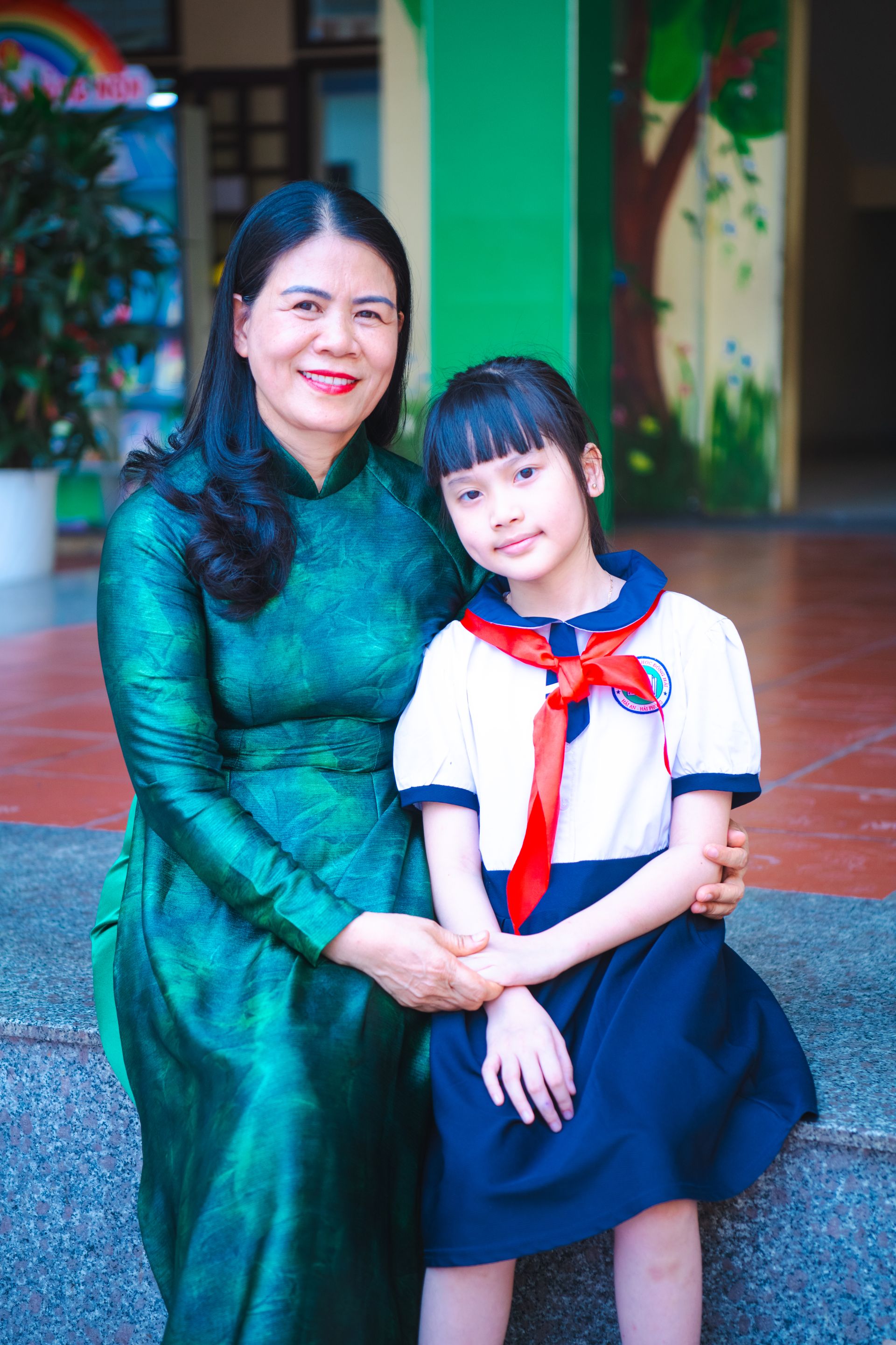 C&ocirc; Phạm Thị L&yacute; b&ecirc;n học tr&ograve;.