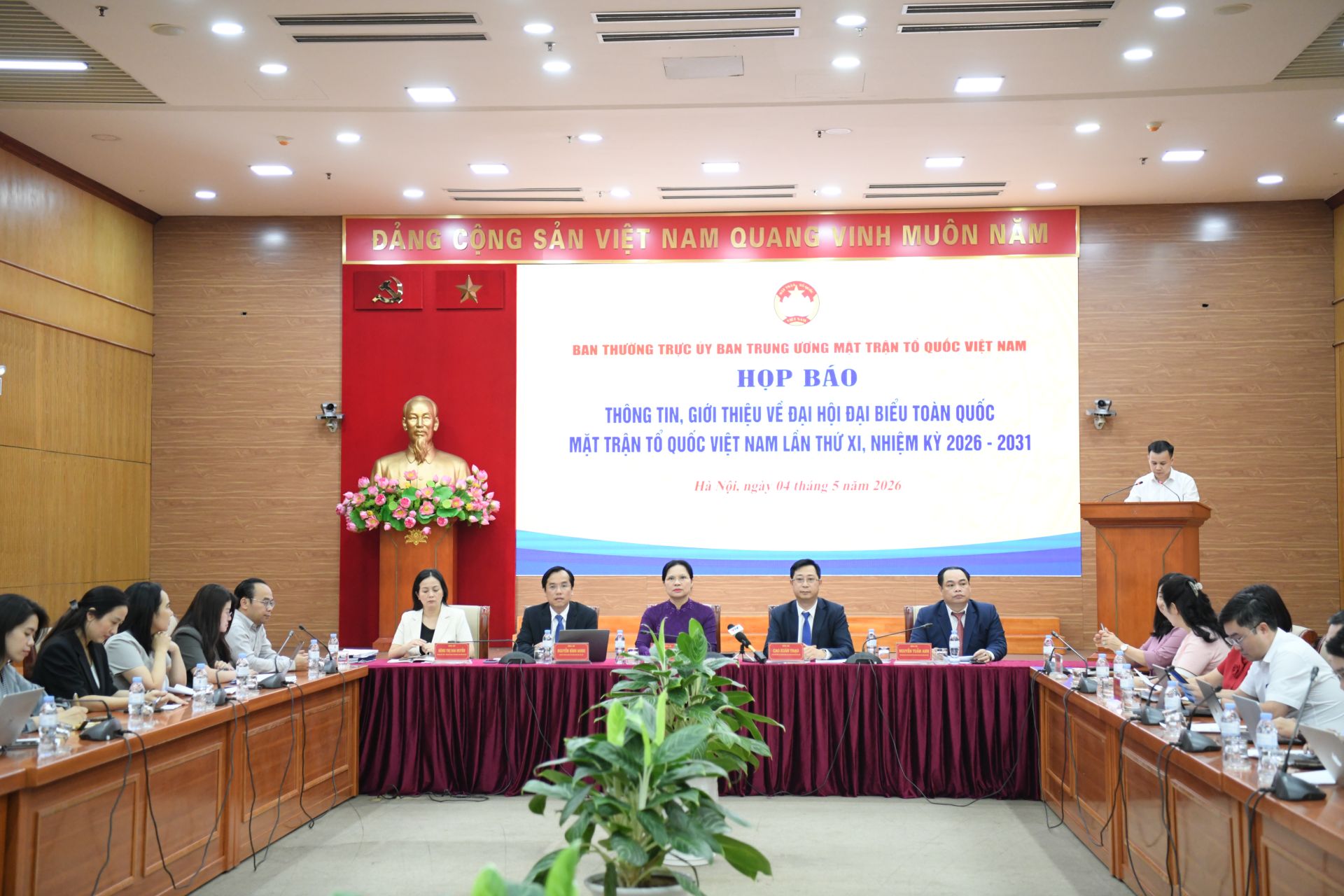 Quanh cảnh chương tr&igrave;nh họp b&aacute;o.