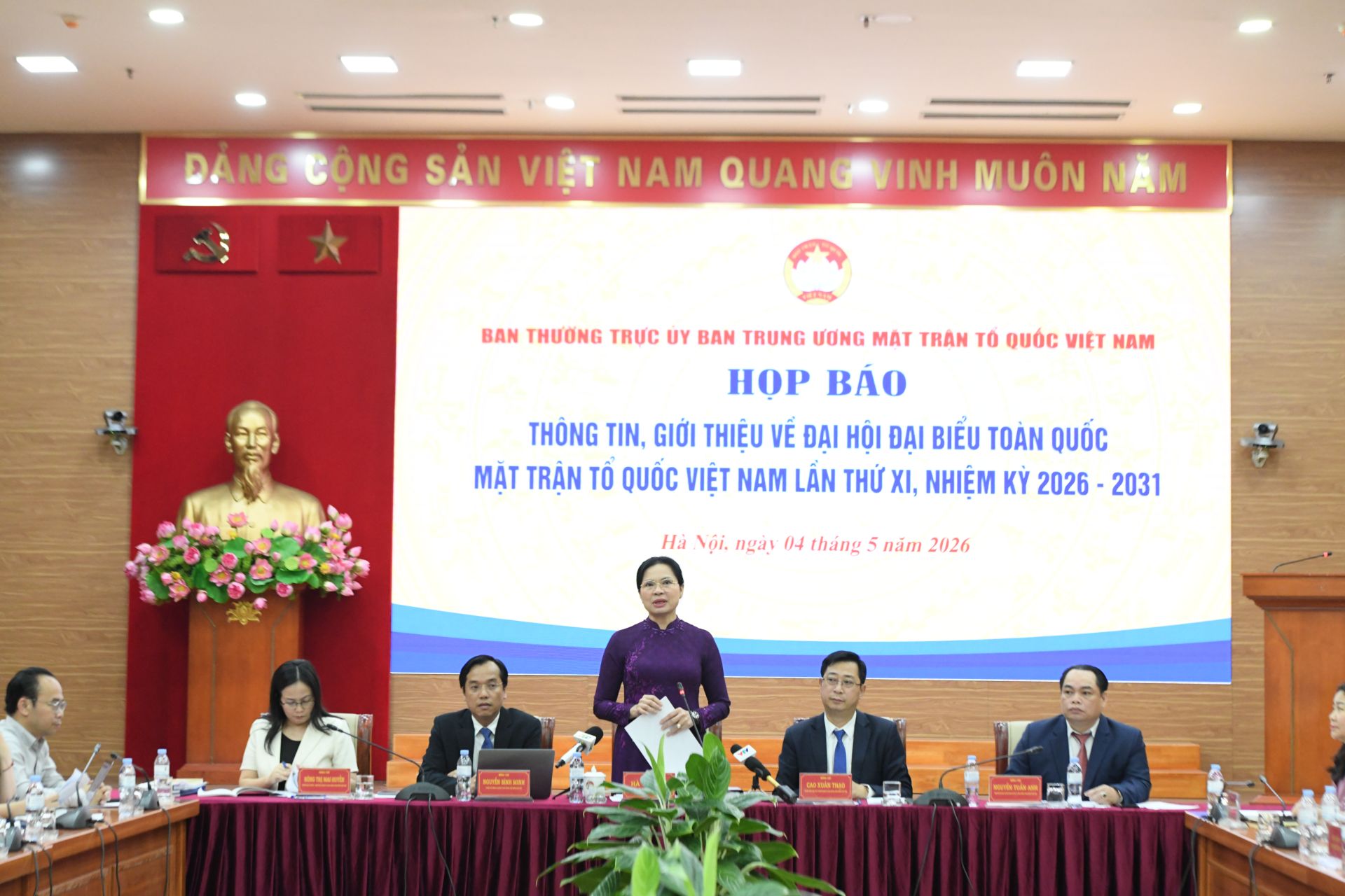 B&aacute;c H&agrave; Thị Nga chủ tr&igrave; chương tr&igrave;nh họp b&aacute;o.