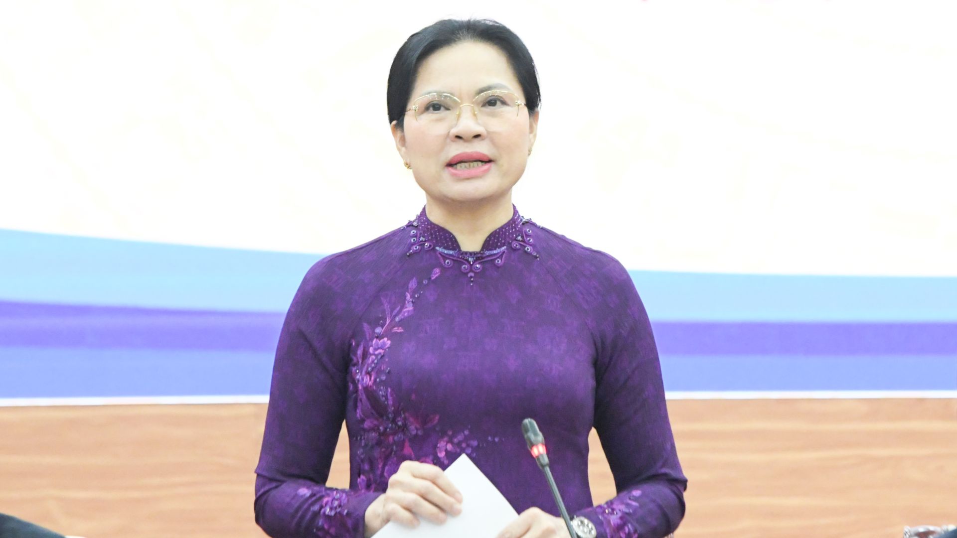 Ph&oacute; Chủ tịch - Tổng thư k&yacute; UBTƯ MTTQ Việt Nam H&agrave; Thị Nga th&ocirc;ng tin đến b&aacute;o ch&iacute; những điểm nổi bật trước thềm Đại hội.