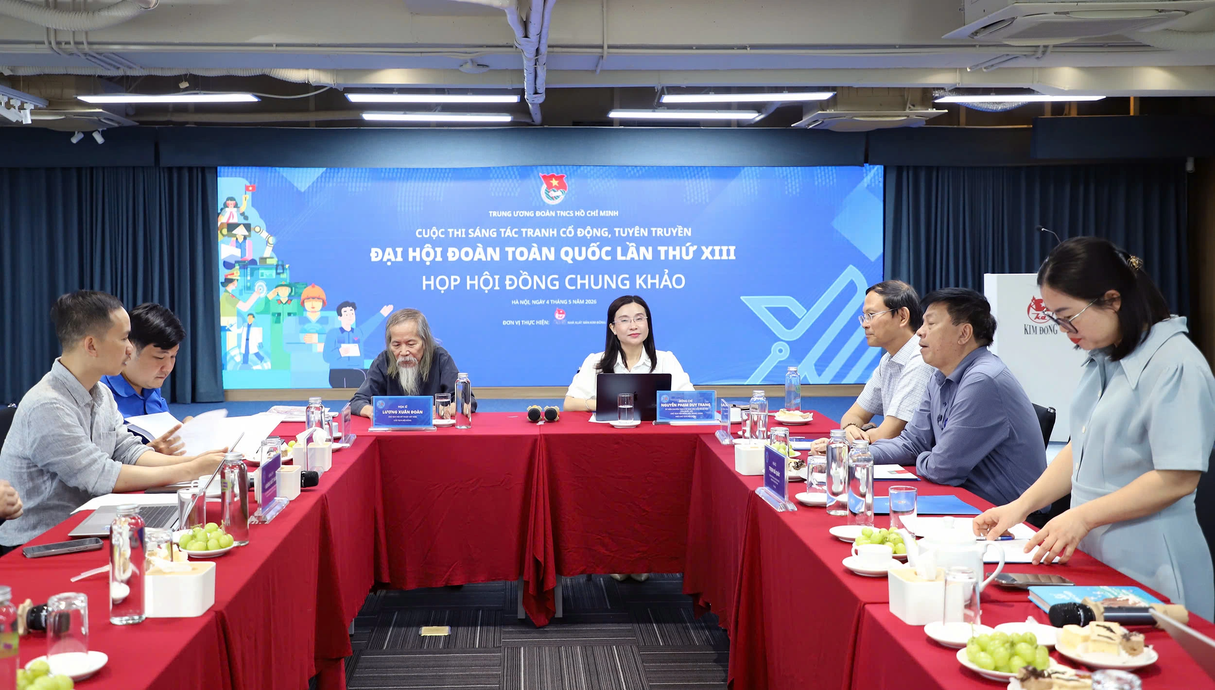 Hội đồng gi&aacute;m khảo v&ograve;ng chung khảo Cuộc thi S&aacute;ng t&aacute;c tranh cổ động, tuy&ecirc;n truyền Đại hội Đo&agrave;n to&agrave;n quốc lần thứ XIII.