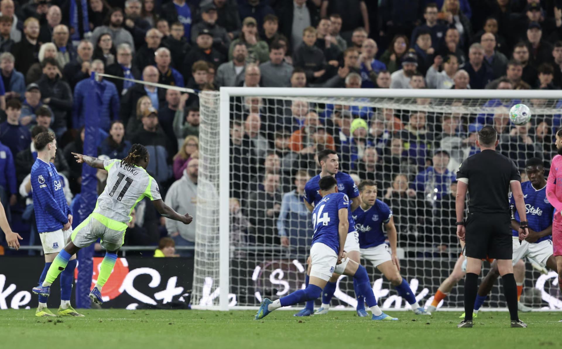 Doku (số 11) cứa l&ograve;ng gỡ h&ograve;a cho Man City.