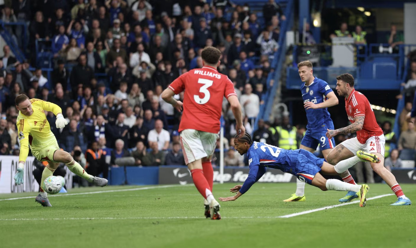 Joao Pedro ghi b&agrave;n danh dự cho Chelsea.