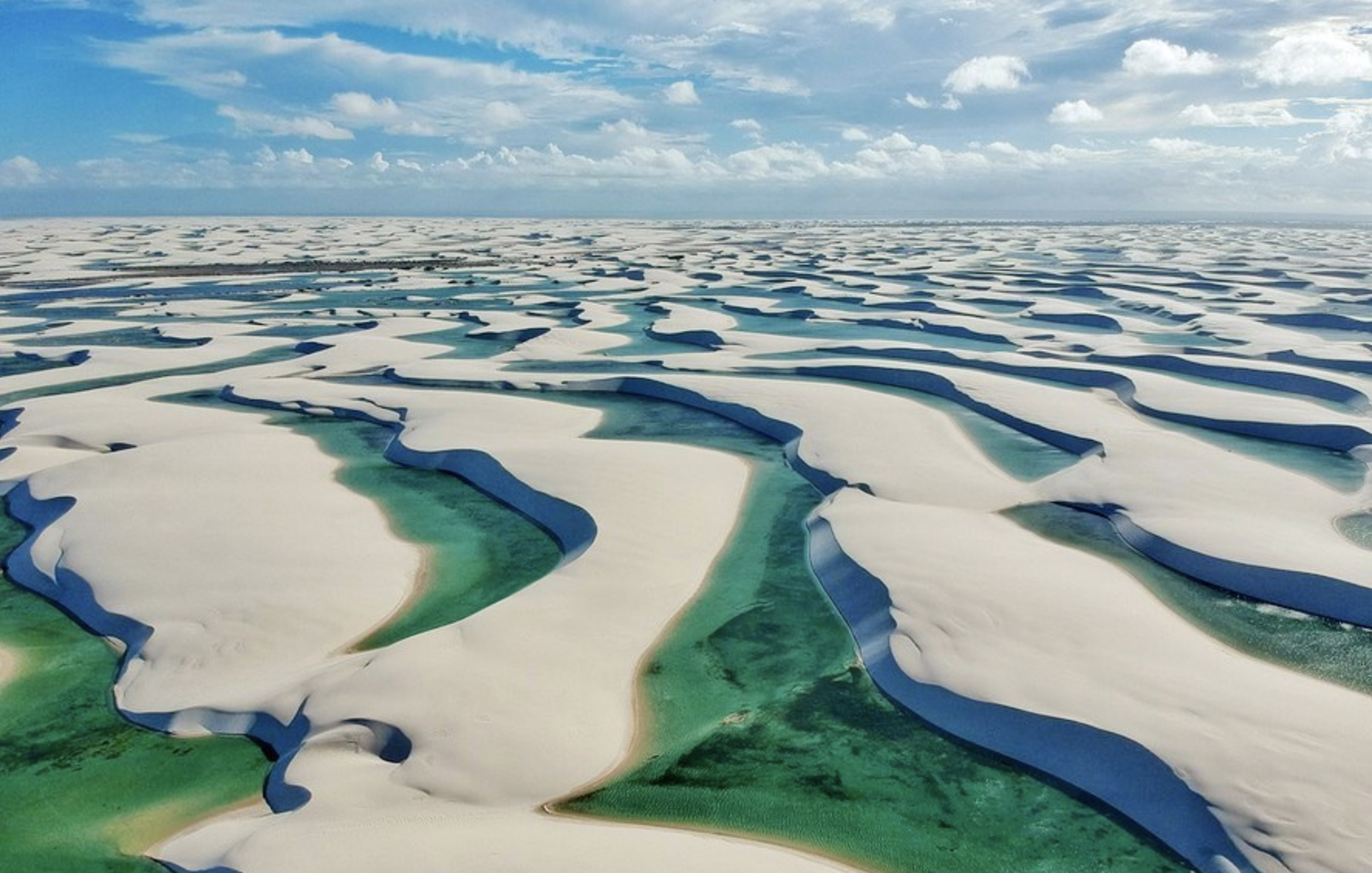H&agrave;ng ngh&igrave;n hồ nước giữa sa mạc ở Len&ccedil;&oacute;is Maranhenses của Brazil.