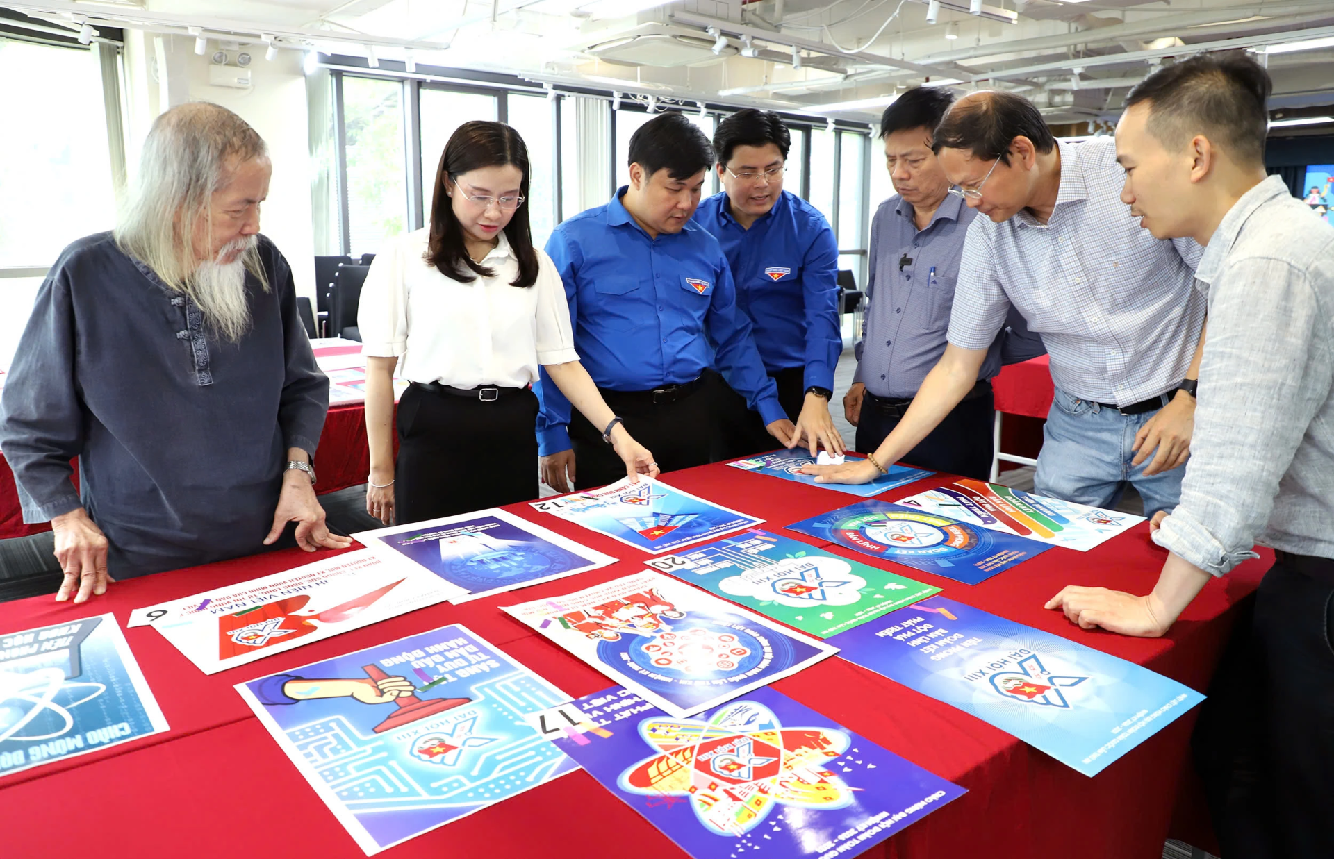 Hội đồng lựa chọn trao giải cho những t&aacute;c phẩm xuất sắc nhất.