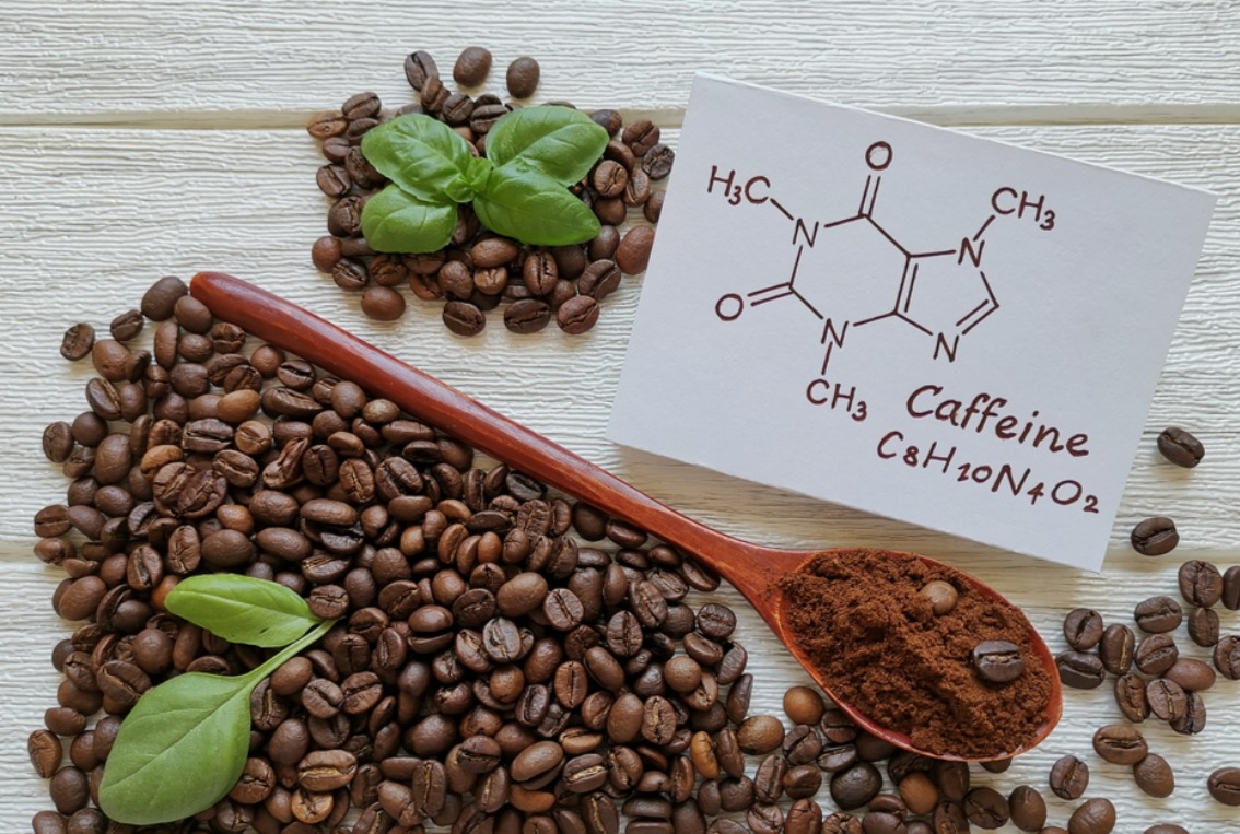 Kh&ocirc;ng n&ecirc;n phụ thu&ocirc;̣c vào thực ph&acirc;̉m chứa caffein trong giai đoạn &ocirc;n thi.