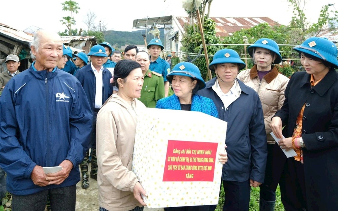 Chủ tịch Ủy ban T.Ư MTTQ Vi&ecirc;̣t Nam Bùi Thị Minh Hoài thăm người d&acirc;n chịu thi&ecirc;̣t hại do bão lũ tại tỉnh L&acirc;m Đ&ocirc;̀ng vào tháng 11/2025.