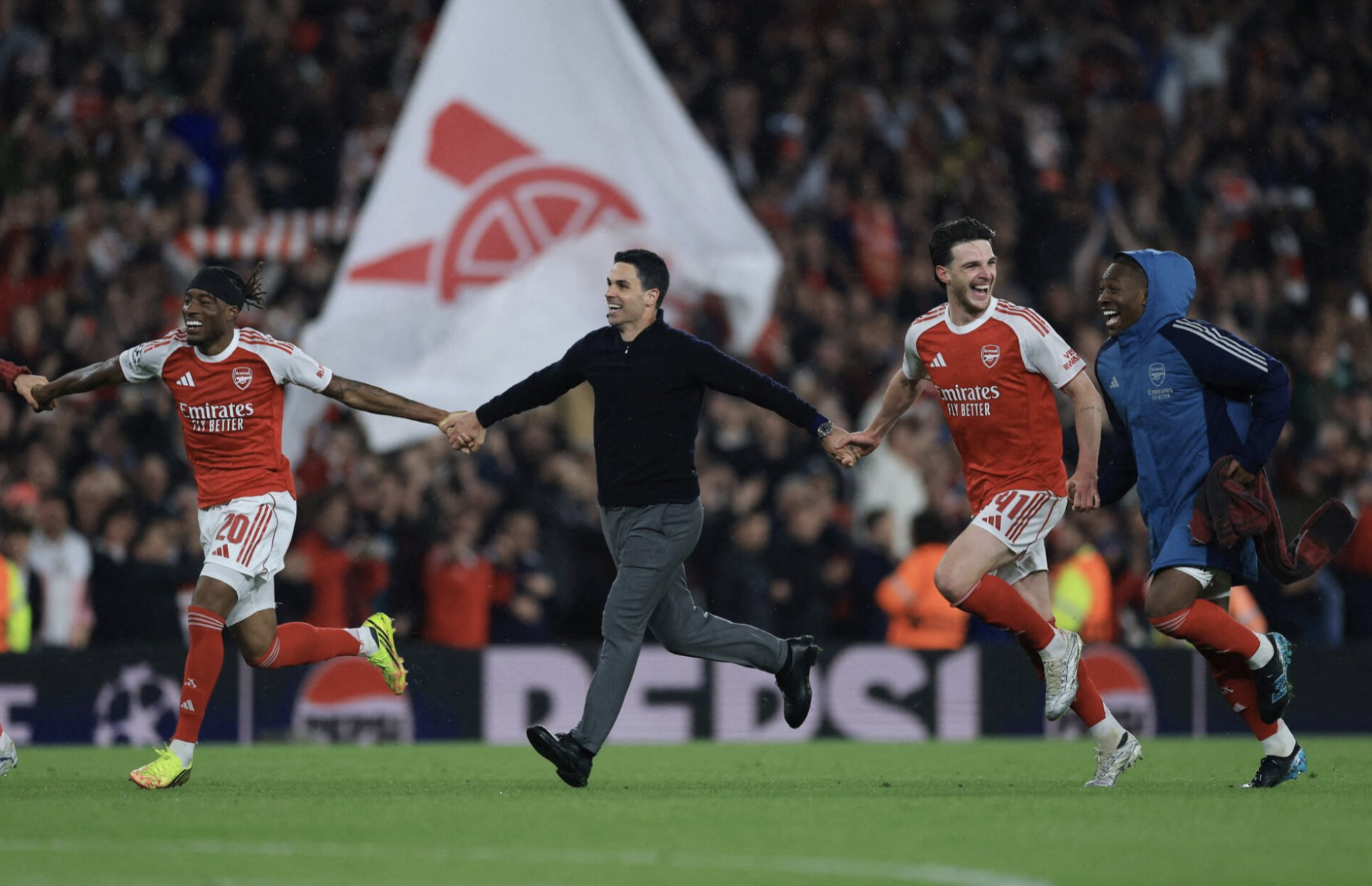 Thầy tr&ograve; HLV Mikel Arteta ăn mừng sau trận Arsenal thắng Atletico 1-0 ở lượt về B&aacute;n kết Champions League.
