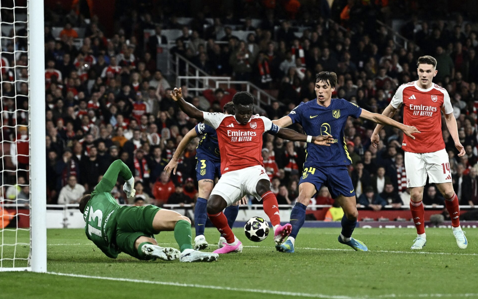 Bukayo Saka đ&aacute; bồi v&agrave;o lưới ghi b&agrave;n thắng duy nhất gi&uacute;p Arsenal chiến thắng.