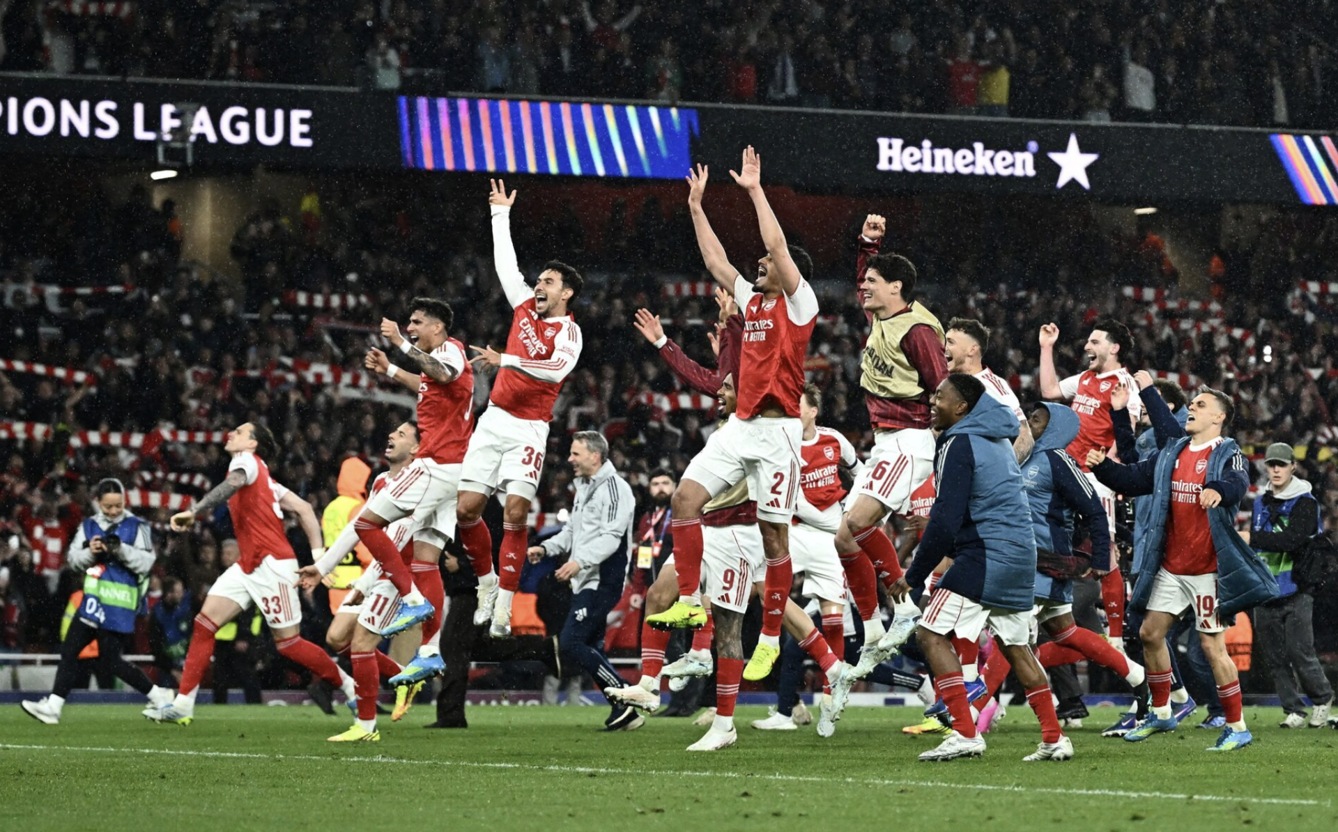 C&aacute;c cầu thủ Arsenal ăn mừng chiến thắng lịch sử.