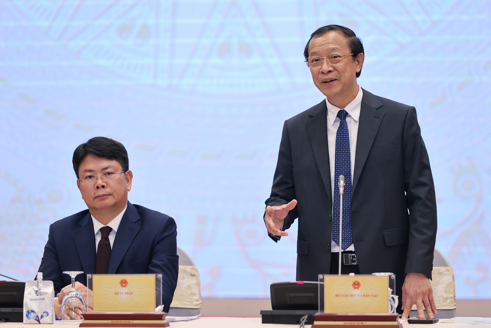 Thứ trưởng Phạm Ngọc Thưởng th&ocirc;ng tin về việc thống nhất sử dụng một bộ s&aacute;ch gi&aacute;o khoa từ năm học 2026&ndash;2027 tại họp b&aacute;o Ch&iacute;nh phủ thường kỳ