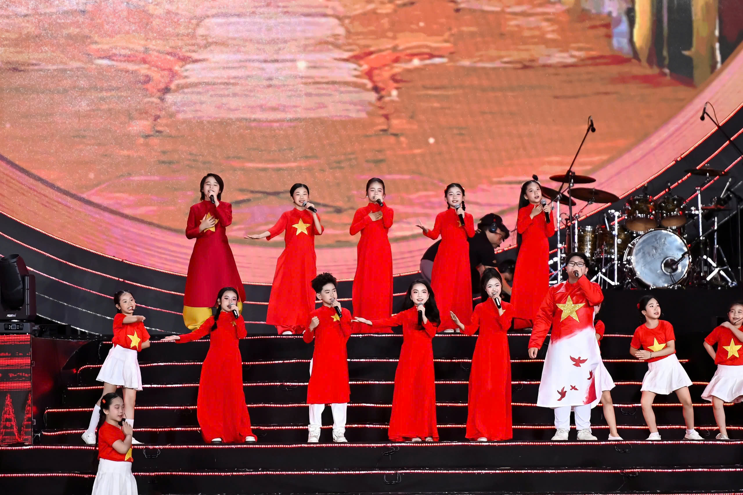 C&aacute;c t&agrave;i năng nh&iacute; B&uacute;p Sen V&agrave;ng tự tin biểu diễn tr&ecirc;n s&acirc;n khấu concert &ldquo;&Acirc;m Vang Tổ Quốc&rdquo; tại S&acirc;n vận động Quốc gia Mỹ Đ&igrave;nh.