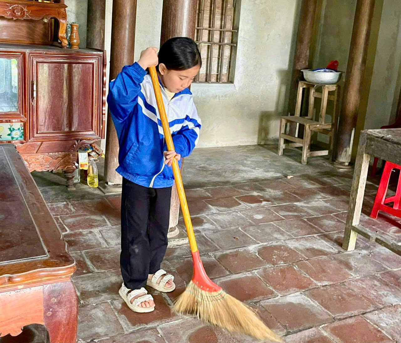 Về nh&agrave; ngo&agrave;i việc học b&agrave;i em c&ograve;n phải phụ gi&uacute;p việc nh&agrave; 