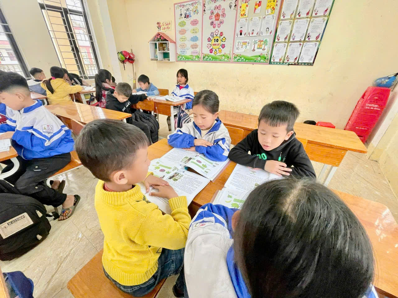 Nhưng dưới m&aacute;i trường th&acirc;n y&ecirc;u ấy, Hiền đ&atilde; kh&ocirc;ng phải bước đi một m&igrave;nh, em được bao bọc trong t&igrave;nh y&ecirc;u thương v&agrave; sự quan t&acirc;m tận tụy của c&ocirc; gi&aacute;o 