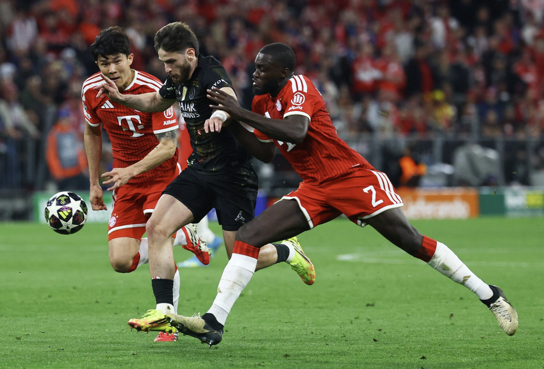 Khvicha Kvaratskhelia khuấy đảo h&agrave;ng ph&ograve;ng ngự của Bayern.