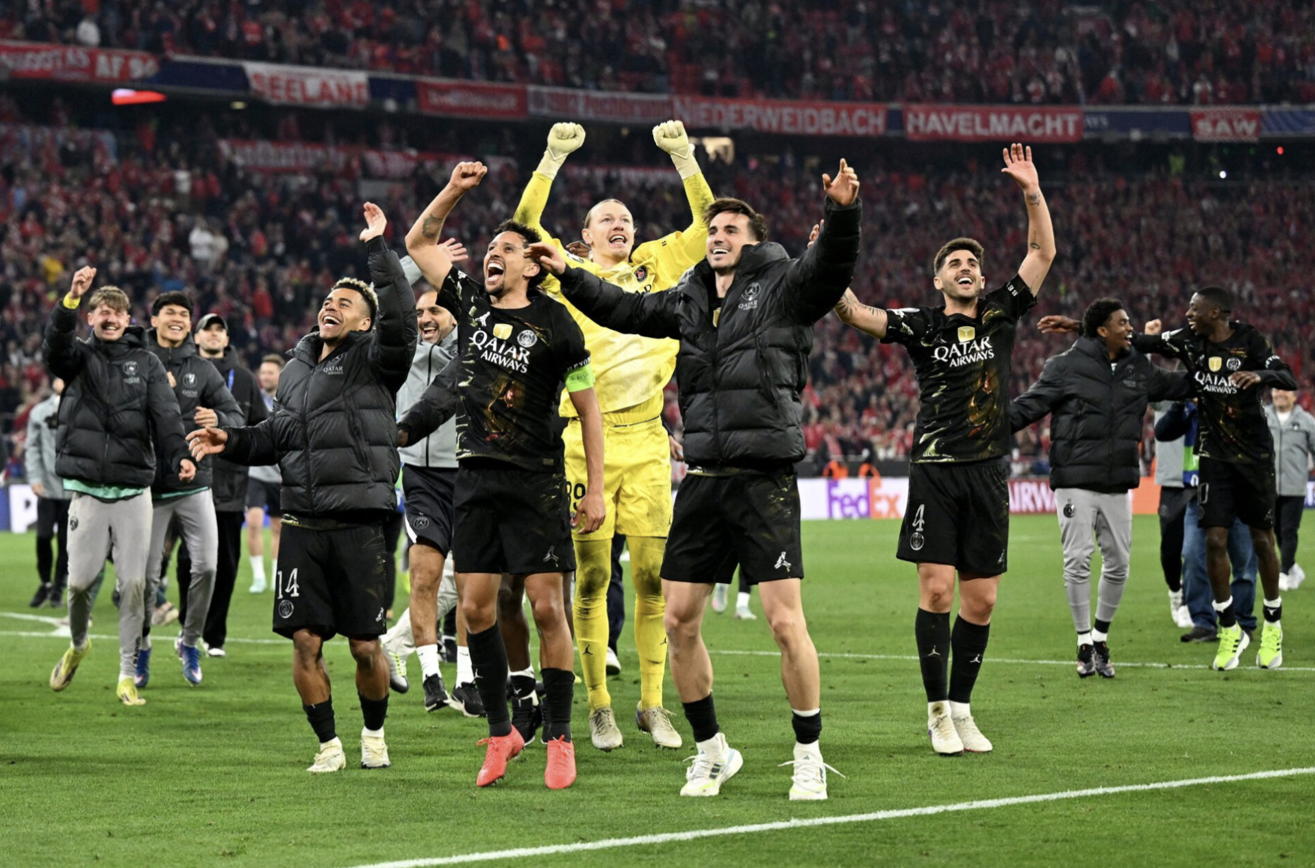 C&aacute;c cầu thủ PSG ăn mừng chiến thắng trước Bayern.