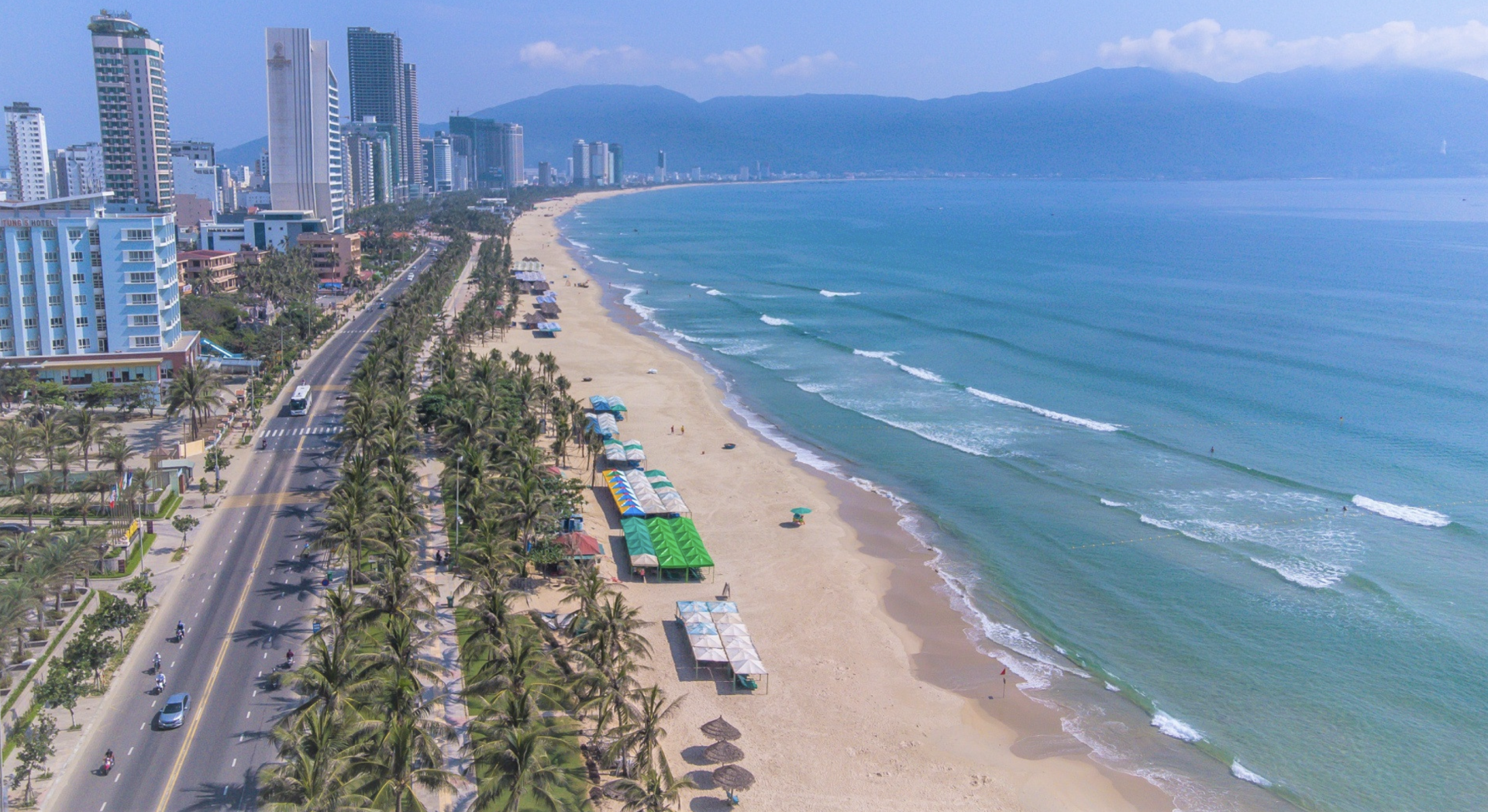 B&atilde;i biển Mỹ Kh&ecirc; k&eacute;o d&agrave;i 900m, nằm ở khu vực trung t&acirc;m th&agrave;nh phố Đ&agrave; Nẵng, nổi tiếng với dải c&aacute;t trắng mịn, nước trong xanh, s&oacute;ng biển &ecirc;m nhẹ.