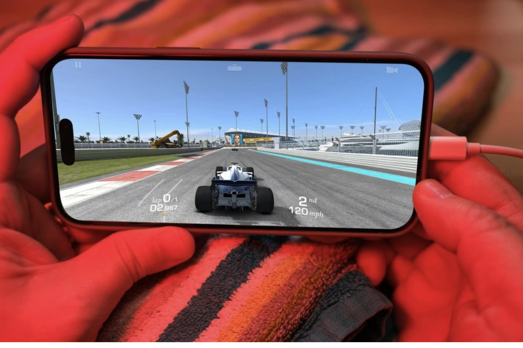 Sạc pin qua đ&ecirc;m hoặc vừa sạc vừa chơi game đều c&oacute; thể g&acirc;y hại cho pin smartphone.