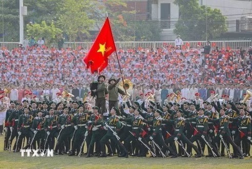 M&agrave;n biểu diễn nghệ thuật t&aacute;i hiện lại h&igrave;nh ảnh l&aacute; cờ &ldquo;Quyết chiến - Quyết thắng&rdquo; của Qu&acirc;n đội nh&acirc;n d&acirc;n Việt Nam tung bay tr&ecirc;n n&oacute;c hầm De Castries tại Lễ kỷ niệm 70 năm Chiến thắng Điện Bi&ecirc;n Phủ, ng&agrave;y 7/5/2024. (Ảnh: Xu&acirc;n Tư/TTXVN).