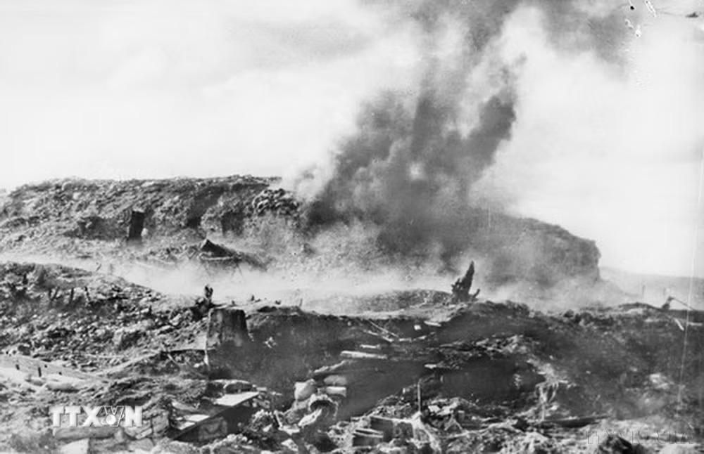 Ng&agrave;y 6/5/1954, ta mở cuộc tổng c&ocirc;ng k&iacute;ch v&agrave;o Điện Bi&ecirc;n Phủ. Khối bộc ph&aacute; hơn 1 tấn thuốc nổ đ&atilde; ph&aacute; tan c&aacute;c l&ocirc; cốt v&agrave; hầm ngầm của địch tr&ecirc;n đồi A1, vị tr&iacute; cố thủ quan trọng của qu&acirc;n Ph&aacute;p ở Điện Bi&ecirc;n Phủ. Một tiểu đo&agrave;n &Acirc;u Phi đ&atilde; bị ti&ecirc;u diệt ở đ&acirc;y. (Ảnh: Tư liệu/TTXVN).