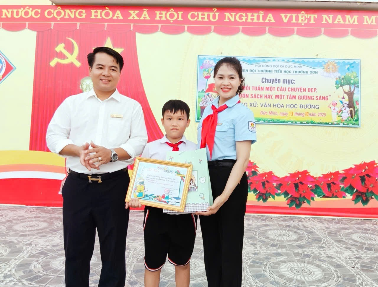 Hằng tuần Ban gi&aacute;m hiệu c&ugrave;ng GV TPTĐ vinh danh những bạn học sinh xuất sắc trong phong trao lan tỏa những việc tốt th&ocirc;ng qua phong tr&agrave;o 