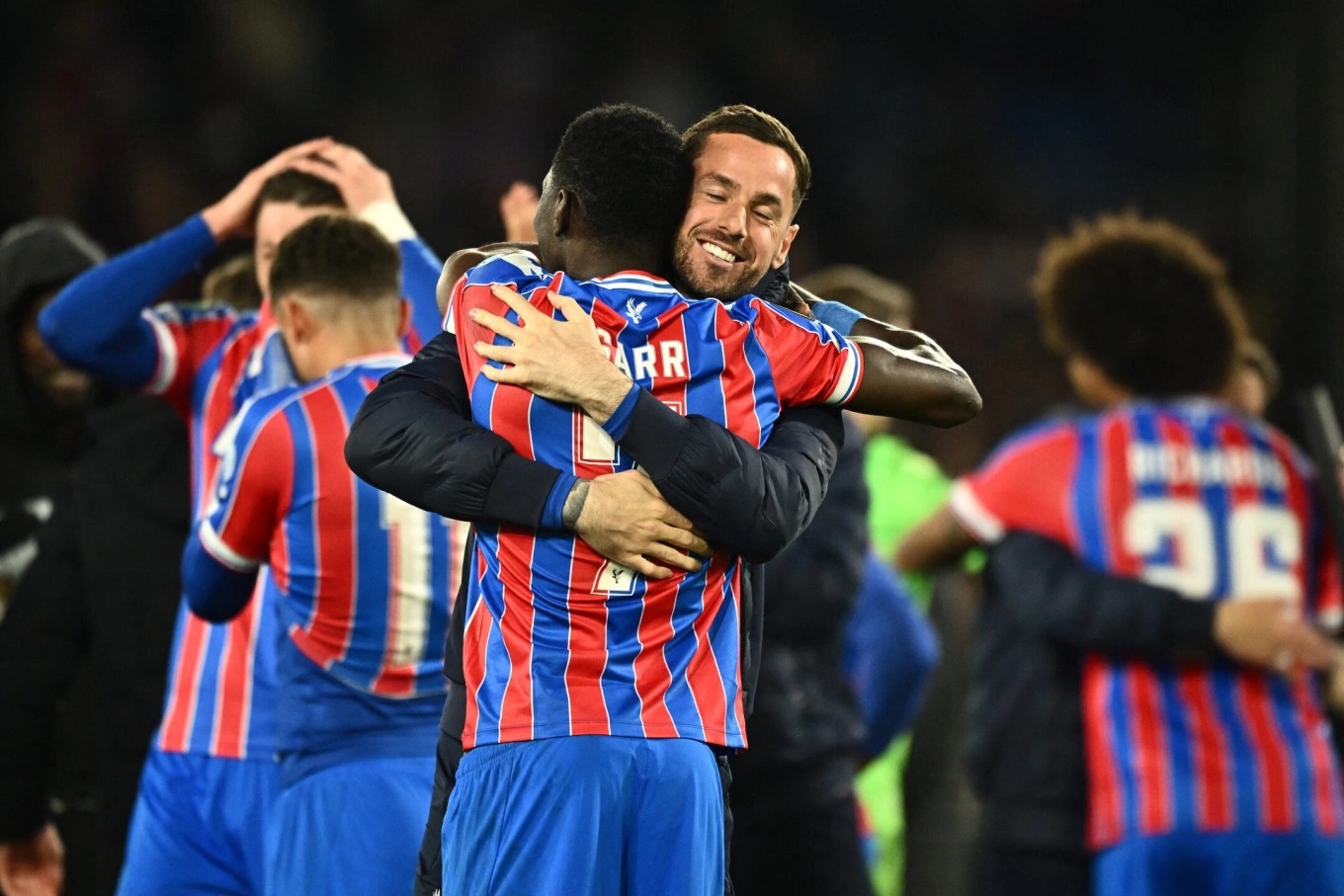 Crystal Palace vượt qua Shakhtar Donetsk với tổng tỷ số 5-2 ở b&aacute;n kết Conference League.