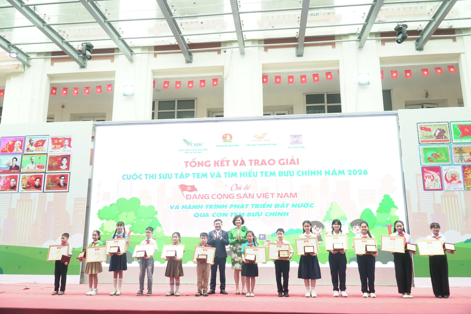 Ban Tổ chức trao thưởng cho những bạn học sinh đạt giải Nhất v&agrave; Nh&igrave;. 