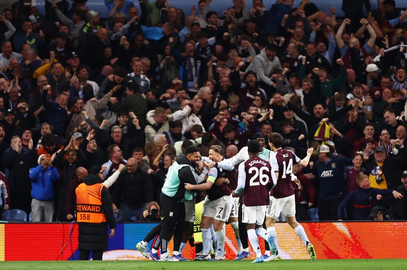 C&uacute; đ&uacute;p của John McGinn gi&uacute;p Aston Villa đ&egrave; bẹp Nottingham Forest 4-0 ở lượt về b&aacute;n kết Europa League.