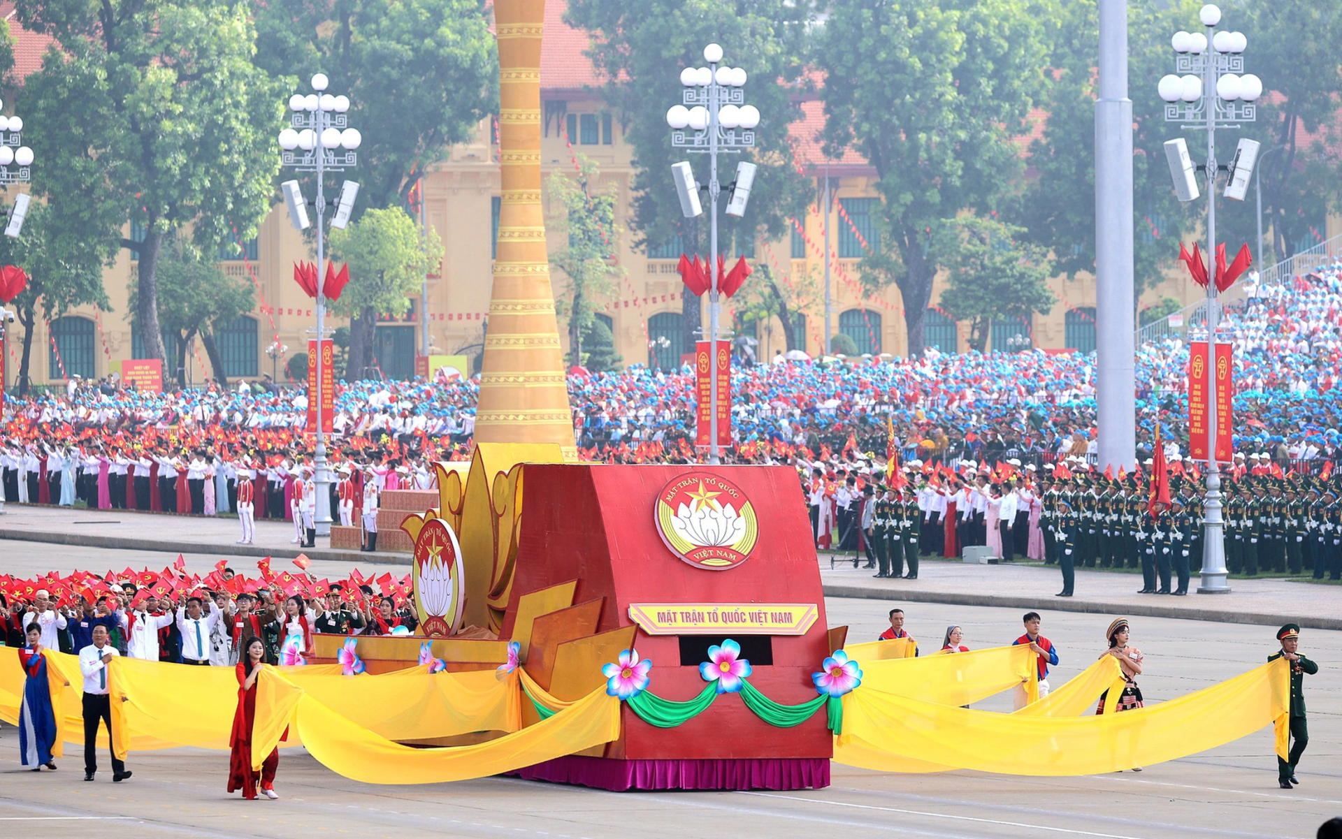Mặt trận Tổ quốc Việt Nam l&agrave; biểu trưng cho l&ograve;ng tự h&agrave;o, tự t&ocirc;n d&acirc;n tộc, l&agrave; tr&iacute; tuệ của c&aacute;c thế hệ người Việt Nam y&ecirc;u nước trong cuộc đấu tranh x&acirc;y dựng v&agrave; bảo vệ Tổ quốc.